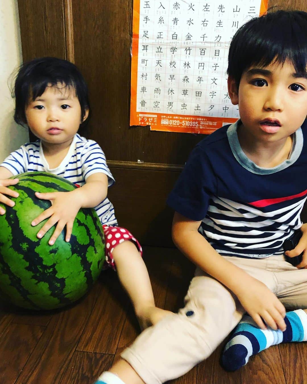 浅川稚広さんのインスタグラム写真 - (浅川稚広Instagram)「鳥取から今年も届いた、大きな大きな西瓜🍉🌟 重くて持ち上げられないくらい‼︎ 子供達と大きさ比較ー‼︎ この後、食べたら甘くてとっても美味しかったです♡  実家の父に、半分取りに来て〜💕🚗とお願いしていたけれど、息子君の食べっぷりが半端なくて、1/4の方をお裾分けで持ってってもらいましたww メロンも🍈一緒に届いたので、そちらは新盆の義父のお仏壇にお供えしました🌟 こちらも立派で楽しみ〜♬ #特大西瓜 #甘くて美味しい #夏のご馳走🍉 #2019年夏 #鳥取のおかあさんの手作り🍉 #感謝🌟」7月14日 3時35分 - chiffy1110