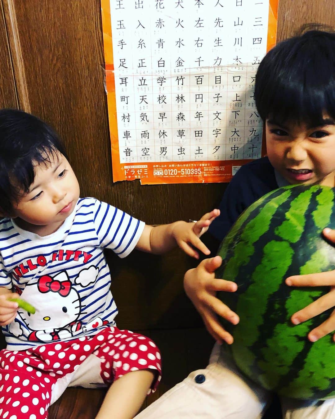 浅川稚広さんのインスタグラム写真 - (浅川稚広Instagram)「鳥取から今年も届いた、大きな大きな西瓜🍉🌟 重くて持ち上げられないくらい‼︎ 子供達と大きさ比較ー‼︎ この後、食べたら甘くてとっても美味しかったです♡  実家の父に、半分取りに来て〜💕🚗とお願いしていたけれど、息子君の食べっぷりが半端なくて、1/4の方をお裾分けで持ってってもらいましたww メロンも🍈一緒に届いたので、そちらは新盆の義父のお仏壇にお供えしました🌟 こちらも立派で楽しみ〜♬ #特大西瓜 #甘くて美味しい #夏のご馳走🍉 #2019年夏 #鳥取のおかあさんの手作り🍉 #感謝🌟」7月14日 3時35分 - chiffy1110