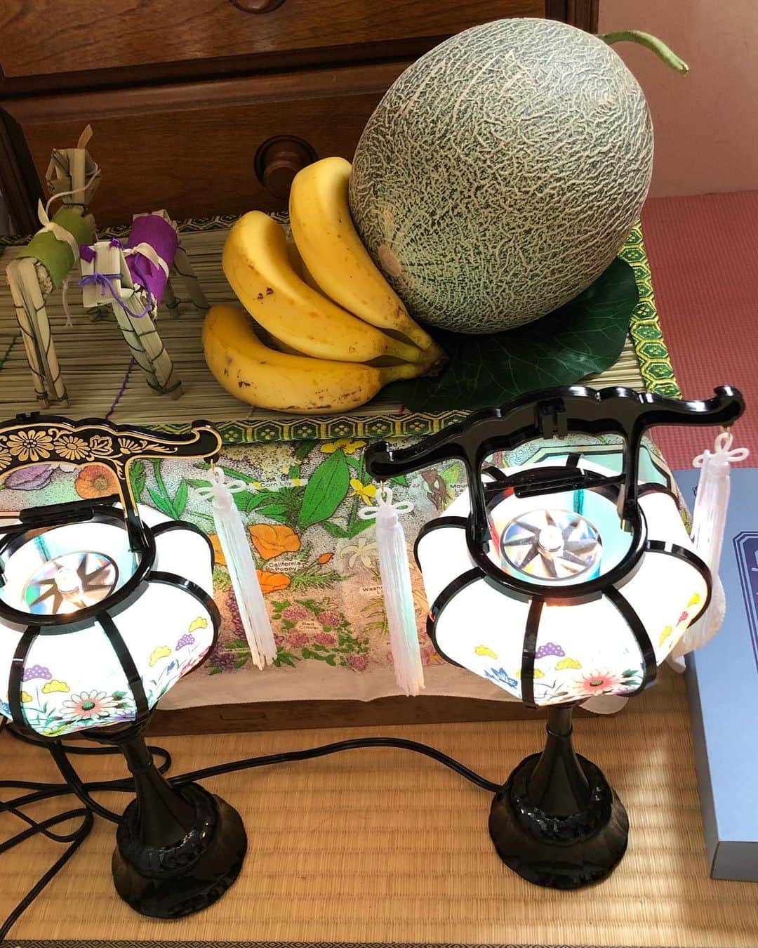 浅川稚広さんのインスタグラム写真 - (浅川稚広Instagram)「鳥取から今年も届いた、大きな大きな西瓜🍉🌟 重くて持ち上げられないくらい‼︎ 子供達と大きさ比較ー‼︎ この後、食べたら甘くてとっても美味しかったです♡  実家の父に、半分取りに来て〜💕🚗とお願いしていたけれど、息子君の食べっぷりが半端なくて、1/4の方をお裾分けで持ってってもらいましたww メロンも🍈一緒に届いたので、そちらは新盆の義父のお仏壇にお供えしました🌟 こちらも立派で楽しみ〜♬ #特大西瓜 #甘くて美味しい #夏のご馳走🍉 #2019年夏 #鳥取のおかあさんの手作り🍉 #感謝🌟」7月14日 3時35分 - chiffy1110