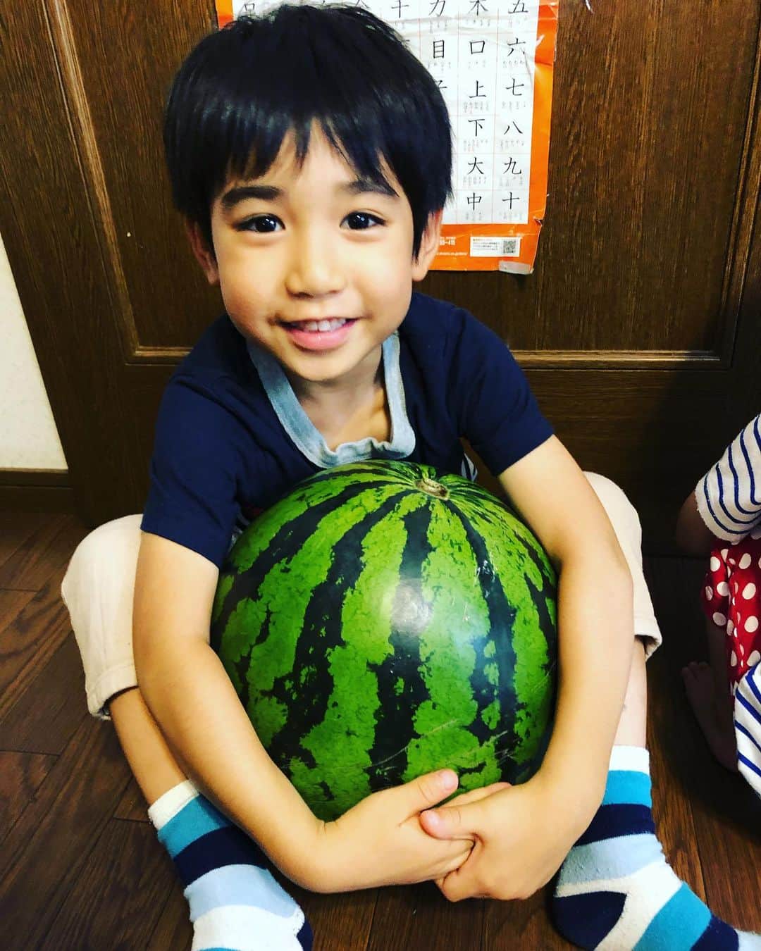 浅川稚広さんのインスタグラム写真 - (浅川稚広Instagram)「鳥取から今年も届いた、大きな大きな西瓜🍉🌟 重くて持ち上げられないくらい‼︎ 子供達と大きさ比較ー‼︎ この後、食べたら甘くてとっても美味しかったです♡  実家の父に、半分取りに来て〜💕🚗とお願いしていたけれど、息子君の食べっぷりが半端なくて、1/4の方をお裾分けで持ってってもらいましたww メロンも🍈一緒に届いたので、そちらは新盆の義父のお仏壇にお供えしました🌟 こちらも立派で楽しみ〜♬ #特大西瓜 #甘くて美味しい #夏のご馳走🍉 #2019年夏 #鳥取のおかあさんの手作り🍉 #感謝🌟」7月14日 3時35分 - chiffy1110
