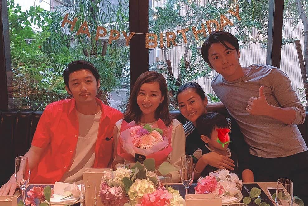 柴田翔平さんのインスタグラム写真 - (柴田翔平Instagram)「昨日はNica birthday party に仲良しのお友達に来て頂いてお祝いをしてもらいましたー🤙🏽兎に角、僕は仁香の笑顔が本当に大好きで仁香を笑顔にさせたいと常日頃思っています。🌹たまに僕と出会う前の話を聞いたりすると凄く切なくなる時があります。その分今は思いっきり人生を共に楽しんでほしいと願っています。今年も愛のある会が出来て皆さんに感謝です。ありがとうございました😆🙏🏽 #birthdayparty #mybae #おめでとう😘Place→@stall_nakameguro」7月14日 3時36分 - shohey_shibata