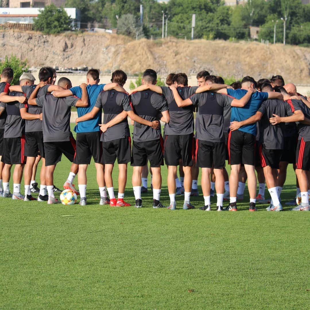 サッカー スペイン代表チームさんのインスタグラム写真 - (サッカー スペイン代表チームInstagram)「¡Preparados! Última sesión de entrenamiento antes de debutar este domingo contra Armenia en la #U19EURO」7月14日 3時36分 - sefutbol