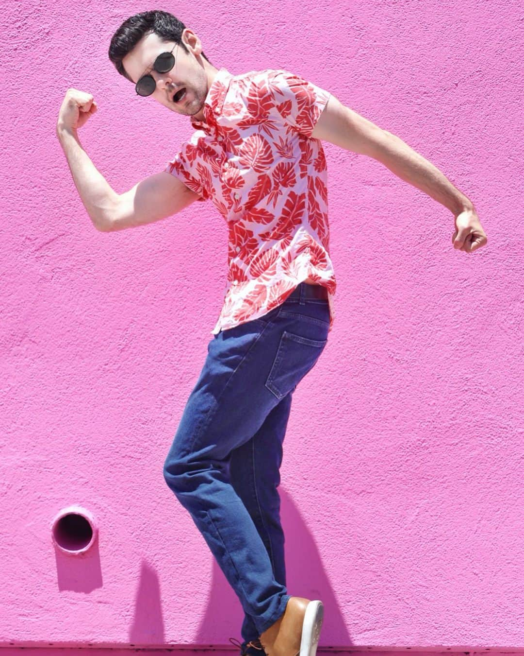 ブレンダン・ロビンソンさんのインスタグラム写真 - (ブレンダン・ロビンソンInstagram)「Real men aren’t afraid to wear #pink! . . . Pics by @larrywrightphotography . . . #bold #strong #colorful #havefun #fun #play #summer #LA」7月14日 3時50分 - brendanrobinson