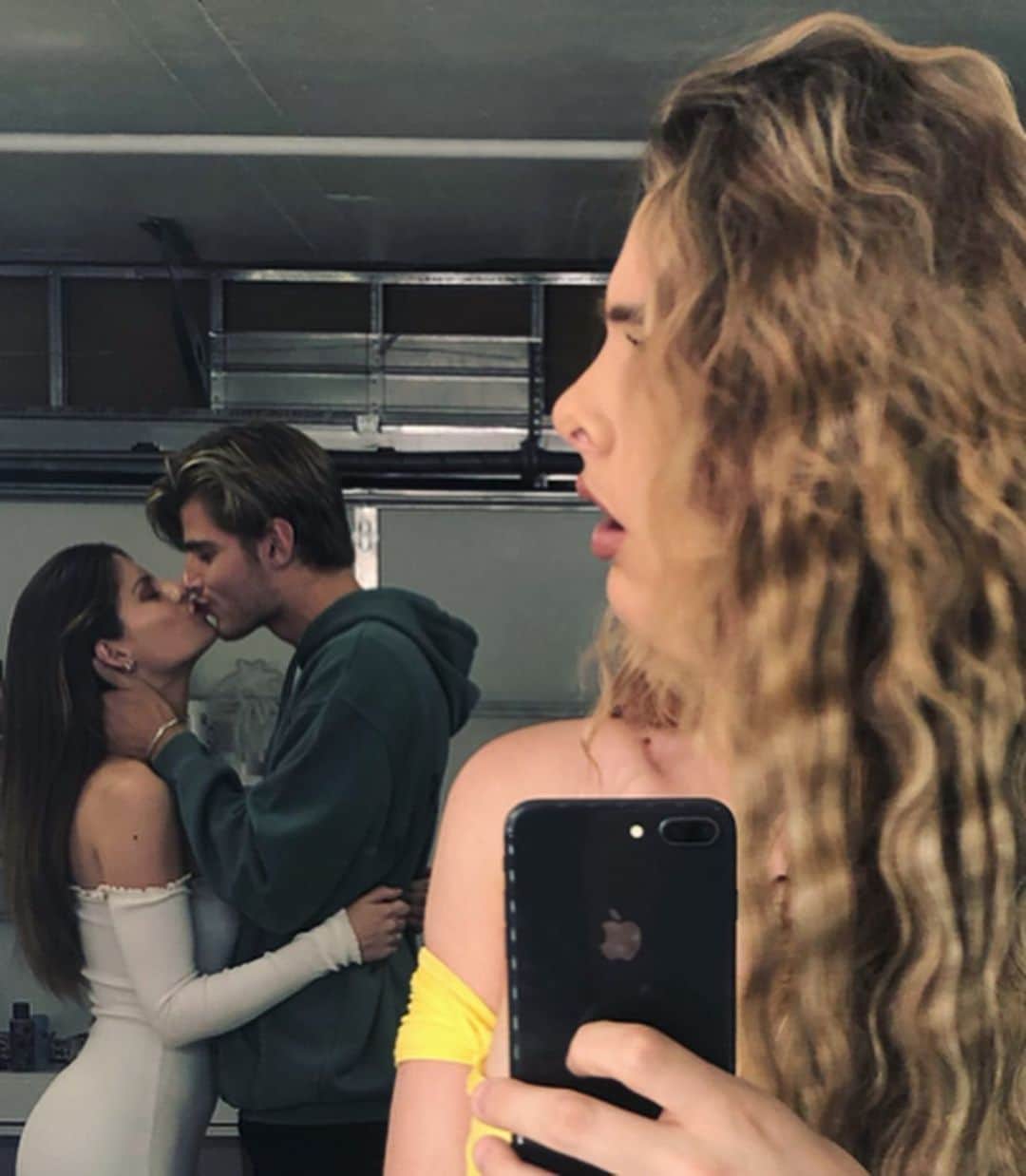 Leleponsさんのインスタグラム写真 - (LeleponsInstagram)「OH BUSTED !! They’re dating ❤️❤️❤️ (comment their ship name?)」7月14日 3時53分 - lelepons