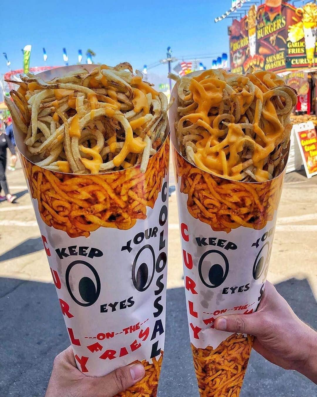 Cosmopolitanさんのインスタグラム写真 - (CosmopolitanInstagram)「HAPPY NATIONAL FRENCH FRY DAY, DON’T FORGET TO CELEBRATE! 🍟🍟🍟🍟🍟 #rg @davidthefoodie」7月14日 3時57分 - cosmopolitan