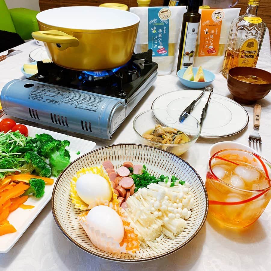 琴菜さんのインスタグラム写真 - (琴菜Instagram)「我が家のパスタ祭り🍝🥂 ジムの先生から生パスタを頂いたので、今度はパスタを囲んだよww 好みの具材、好みの茹で具合は各々で😅笑笑。パスタや素麺の茹で具合の好みって、人によって大きく違うよね😱  #生パスタ #囲みパスタ #セルフパスタ #お好みの具材をご自身で #麺の茹で具合もご自身で #おうちでパスタ #うまい #美味しい #self #pasta #homecooking #世間は三連休 #雨」7月14日 4時03分 - dj_singer_kotona