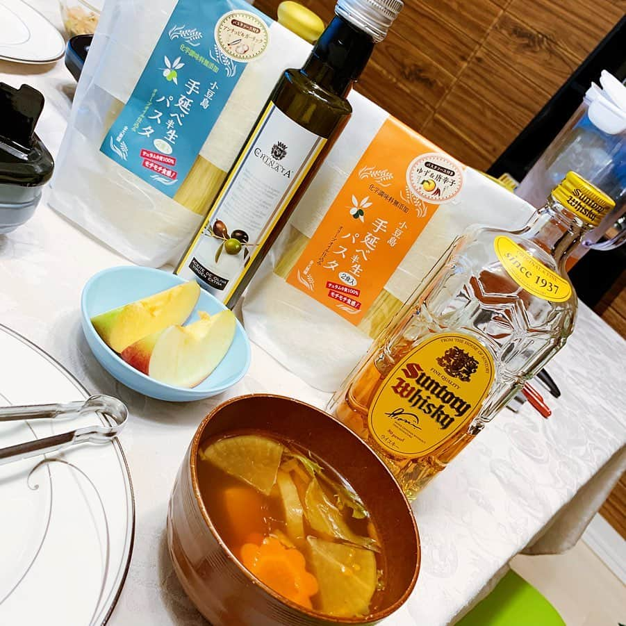 琴菜さんのインスタグラム写真 - (琴菜Instagram)「我が家のパスタ祭り🍝🥂 ジムの先生から生パスタを頂いたので、今度はパスタを囲んだよww 好みの具材、好みの茹で具合は各々で😅笑笑。パスタや素麺の茹で具合の好みって、人によって大きく違うよね😱  #生パスタ #囲みパスタ #セルフパスタ #お好みの具材をご自身で #麺の茹で具合もご自身で #おうちでパスタ #うまい #美味しい #self #pasta #homecooking #世間は三連休 #雨」7月14日 4時03分 - dj_singer_kotona