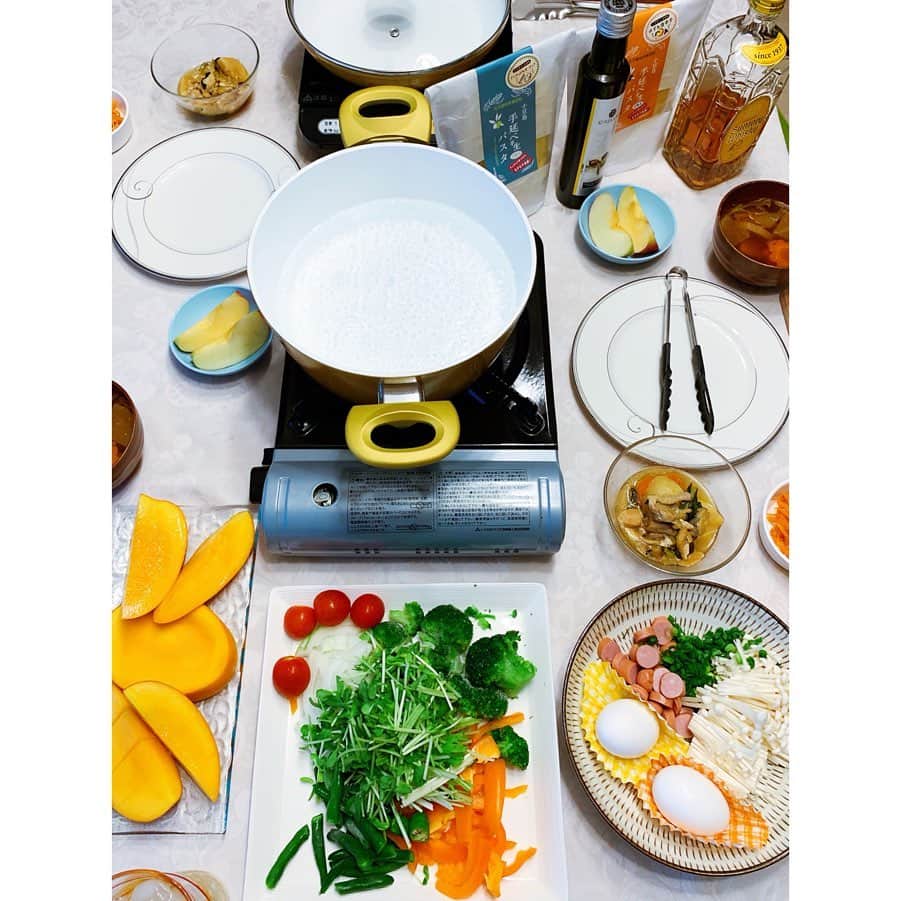 琴菜さんのインスタグラム写真 - (琴菜Instagram)「我が家のパスタ祭り🍝🥂 ジムの先生から生パスタを頂いたので、今度はパスタを囲んだよww 好みの具材、好みの茹で具合は各々で😅笑笑。パスタや素麺の茹で具合の好みって、人によって大きく違うよね😱  #生パスタ #囲みパスタ #セルフパスタ #お好みの具材をご自身で #麺の茹で具合もご自身で #おうちでパスタ #うまい #美味しい #self #pasta #homecooking #世間は三連休 #雨」7月14日 4時03分 - dj_singer_kotona