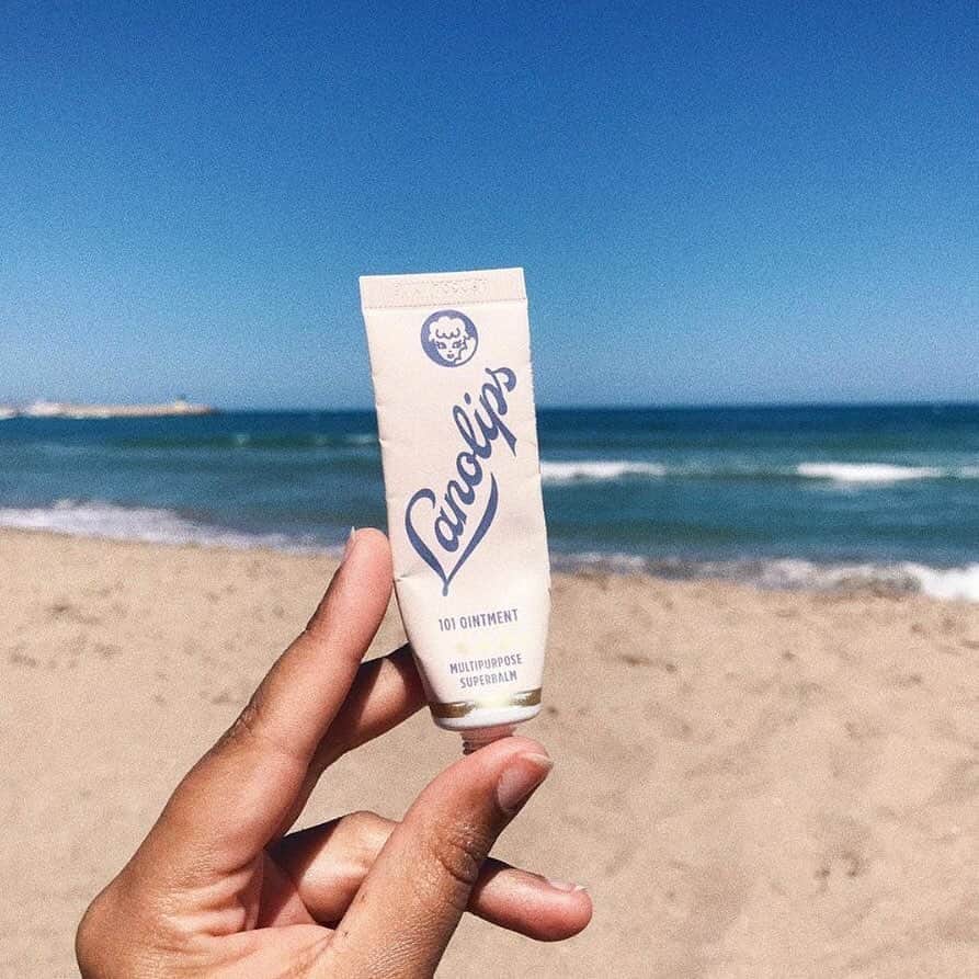 freepeopleさんのインスタグラム写真 - (freepeopleInstagram)「Don’t let dry lips get in the way of your weekend. Hit the beach, then hit the @lanolips. #fpbeautyandwellness」7月14日 4時07分 - freepeople