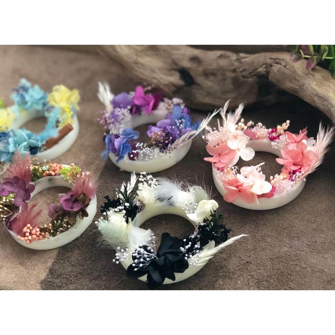 Re.ewalu(ﾚｳﾞｧﾙ)~Life of akari~さんのインスタグラム写真 - (Re.ewalu(ﾚｳﾞｧﾙ)~Life of akari~Instagram)「✴︎✴︎✴︎✴︎ Botanical wreath sachet ・ ・ ・ #HMJ2019 手のひらサイズな wreath sachet 5色展開で香りも5種類 Jasmine・Plumeria・lavender・ylang-ylang・Cabernet ・ ・ ・ やっぱりBLACKはいいですね 作っててシャキッとなります⸝⸝⸝⸝◟̆◞̆♡ ・ ・ ・ ✄---------------------【information】----------------------- ▫︎ ▫︎ 〔Contact〕オーダー制作・レッスン・お仕事依頼 お気軽にご連絡ください♔ 𖤘LINE🆔→ re.ewalu 𖤘Instagram DM 𖤘Address→ re.ewalu@gmail.com ▫︎ ▫︎ 〔Candle Lesson〕 ご予約&お問い合わせ🔝HP→contactかDM・Mail・LINEより◡̈* ▫︎ ▫︎ 〔Workshop〕JCA講師 in 横浜MONOTORY 7月Class→22 ▫︎ ▫︎ 〔Event〕 7/20.21 Handmade in Japan Fès 2019 (物販&WS)東京ビッグサイト 7/27.28 柏祭りby siea gypsea studio (委託出展)千葉県 ▫︎ ▫︎ 〔委託販売先〕 𖤘Le Lien : 大阪Esthetic salon ✄--------------------------------------------------------------✄ #candle #ドライフラワー #アンティーク雑貨 #オトナ女子 #おしゃれ雑貨 #ボタニカルライフ #蜡烛 #女子力高い #キャンドルナイト #シンプル雑貨 #休日の過ごし方 #キャンドルのある暮らし #シャビーシック #キャンドル教室 #習い事 #キャンドル #フラワーアレンジ #大人可愛い #ナチュラルな暮らし#アートのある暮らし #花のある暮らし #川崎キャンドル教室 #ワークショップ #ウェディングdiy #캔들 #カラフル #ボタニカルキャンドル #JCAキャンスタ #フラワーリース」7月14日 4時27分 - re.ewalu_candle