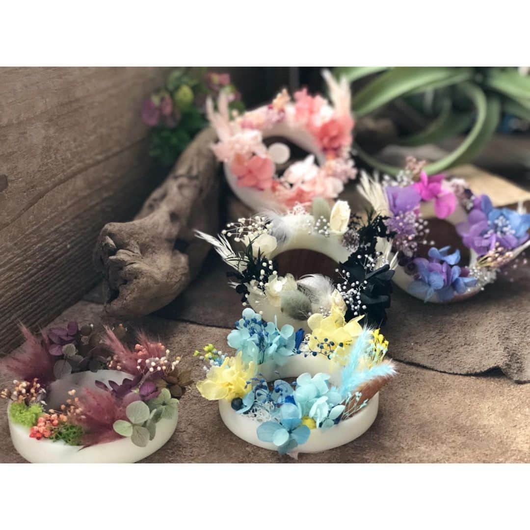 Re.ewalu(ﾚｳﾞｧﾙ)~Life of akari~さんのインスタグラム写真 - (Re.ewalu(ﾚｳﾞｧﾙ)~Life of akari~Instagram)「✴︎✴︎✴︎✴︎ Botanical wreath sachet ・ ・ ・ #HMJ2019 手のひらサイズな wreath sachet 5色展開で香りも5種類 Jasmine・Plumeria・lavender・ylang-ylang・Cabernet ・ ・ ・ やっぱりBLACKはいいですね 作っててシャキッとなります⸝⸝⸝⸝◟̆◞̆♡ ・ ・ ・ ✄---------------------【information】----------------------- ▫︎ ▫︎ 〔Contact〕オーダー制作・レッスン・お仕事依頼 お気軽にご連絡ください♔ 𖤘LINE🆔→ re.ewalu 𖤘Instagram DM 𖤘Address→ re.ewalu@gmail.com ▫︎ ▫︎ 〔Candle Lesson〕 ご予約&お問い合わせ🔝HP→contactかDM・Mail・LINEより◡̈* ▫︎ ▫︎ 〔Workshop〕JCA講師 in 横浜MONOTORY 7月Class→22 ▫︎ ▫︎ 〔Event〕 7/20.21 Handmade in Japan Fès 2019 (物販&WS)東京ビッグサイト 7/27.28 柏祭りby siea gypsea studio (委託出展)千葉県 ▫︎ ▫︎ 〔委託販売先〕 𖤘Le Lien : 大阪Esthetic salon ✄--------------------------------------------------------------✄ #candle #ドライフラワー #アンティーク雑貨 #オトナ女子 #おしゃれ雑貨 #ボタニカルライフ #蜡烛 #女子力高い #キャンドルナイト #シンプル雑貨 #休日の過ごし方 #キャンドルのある暮らし #シャビーシック #キャンドル教室 #習い事 #キャンドル #フラワーアレンジ #大人可愛い #ナチュラルな暮らし#アートのある暮らし #花のある暮らし #川崎キャンドル教室 #ワークショップ #ウェディングdiy #캔들 #カラフル #ボタニカルキャンドル #JCAキャンスタ #フラワーリース」7月14日 4時27分 - re.ewalu_candle
