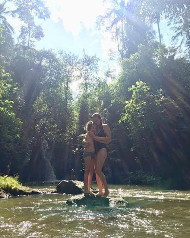 アリシア・シルヴァーストーンさんのインスタグラム写真 - (アリシア・シルヴァーストーンInstagram)「Ubud is so special. We had so much fun white water rafting and it was so beautiful! Enjoyed a walk in the rice fields where we met a sweet funny lady. Scooter rides with our new friends @joshuamullane @olivrr_james, ecstatic dance (Bear dances his pants off!), secret waterfalls like this one here. Being under the waterfall was so nice. After this we ate a yum lovely dinner at sunset @bambuindah, then we wanted to catch the @pyramidsofchi_ubud sound healing, but sadly we didn’t make it in time. Beautiful day ✨」7月14日 4時35分 - aliciasilverstone