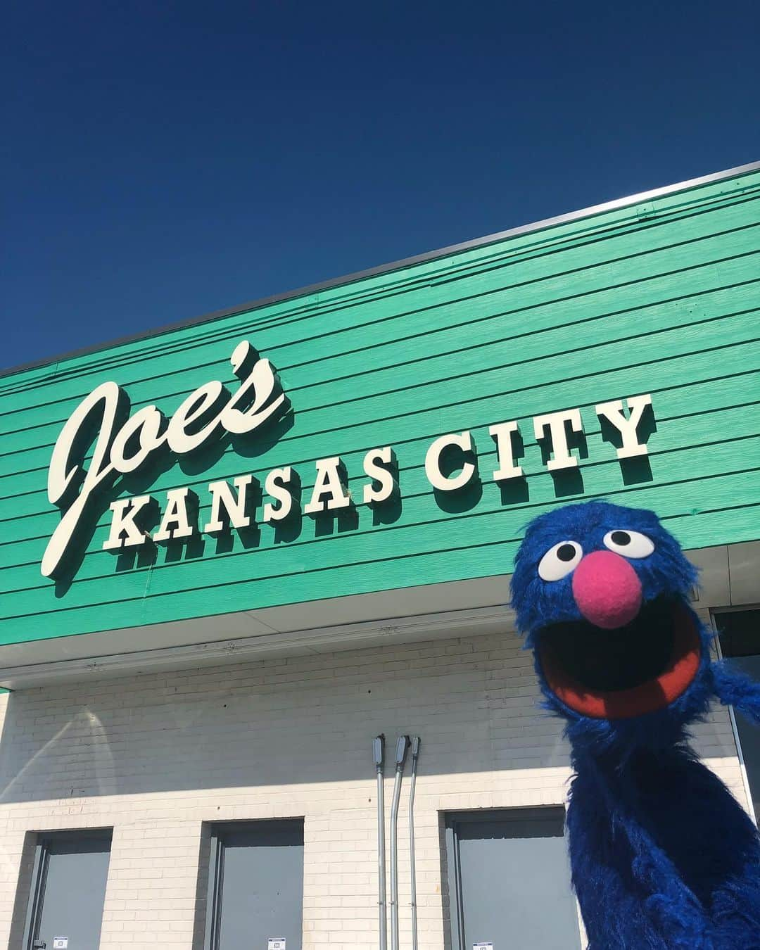 セサミストリートさんのインスタグラム写真 - (セサミストリートInstagram)「Grover and Count Von Count had a great time at @joeskc yesterday! Grover tried out his waiter skills while the Count counted the orders! Teamwork at it’s finest. #ThisIsMyStreet」7月14日 4時39分 - sesamestreet