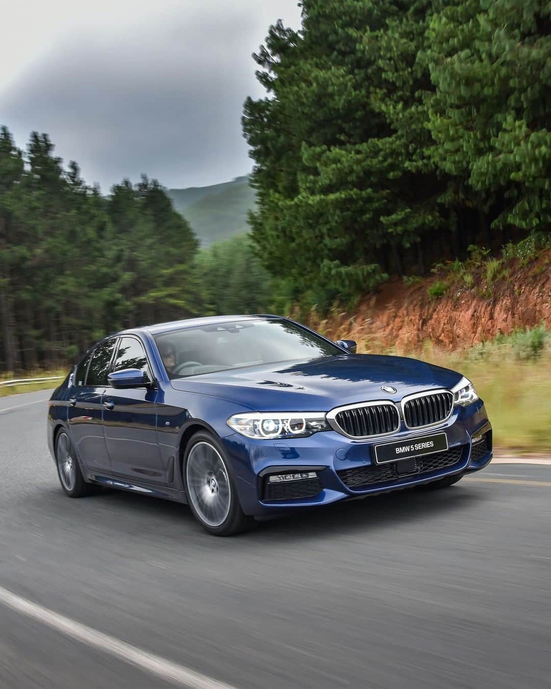 BMWのインスタグラム：「A great asset for business trips. The BMW 5 Series Sedan. #THE5 #BMW #5Series」