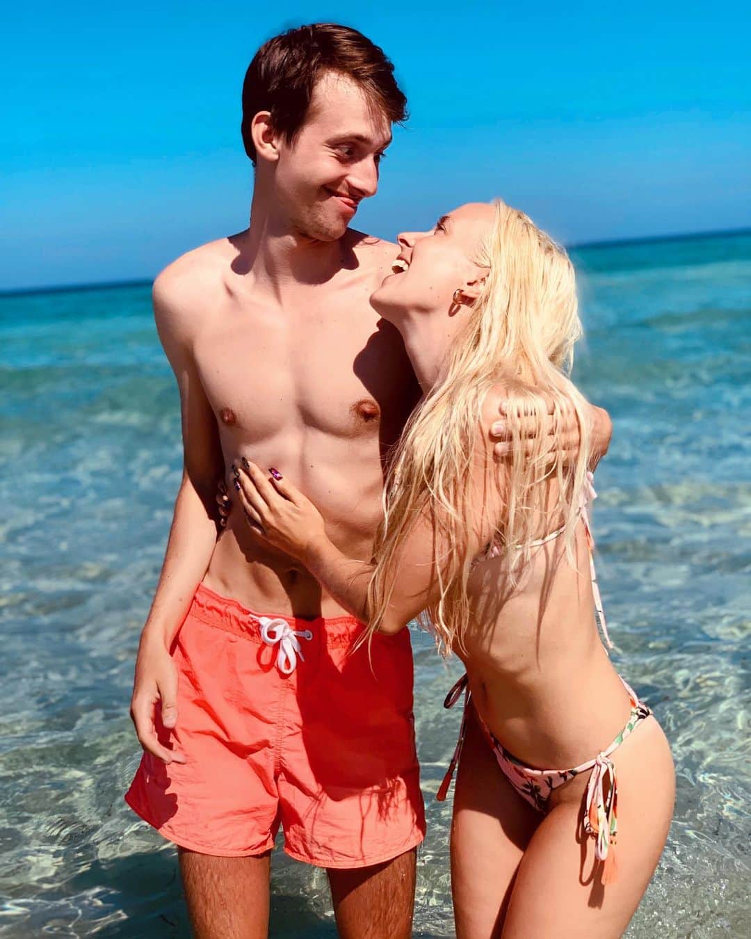 Nika Kljunのインスタグラム：「Swamped with work, but reflecting on memories with my brother from our time in Ibiza brings joy in my heart ❤️🌊🌴 Miss u buddy! Congratulations on passing the big exam the other day. You’re maturing tooo fast, oh booy. Please stay young haha 😆 . #memoriesforever #hemakesmelaugh #hekeepsmeyoung #ilovemybrother #misshimsomuch」