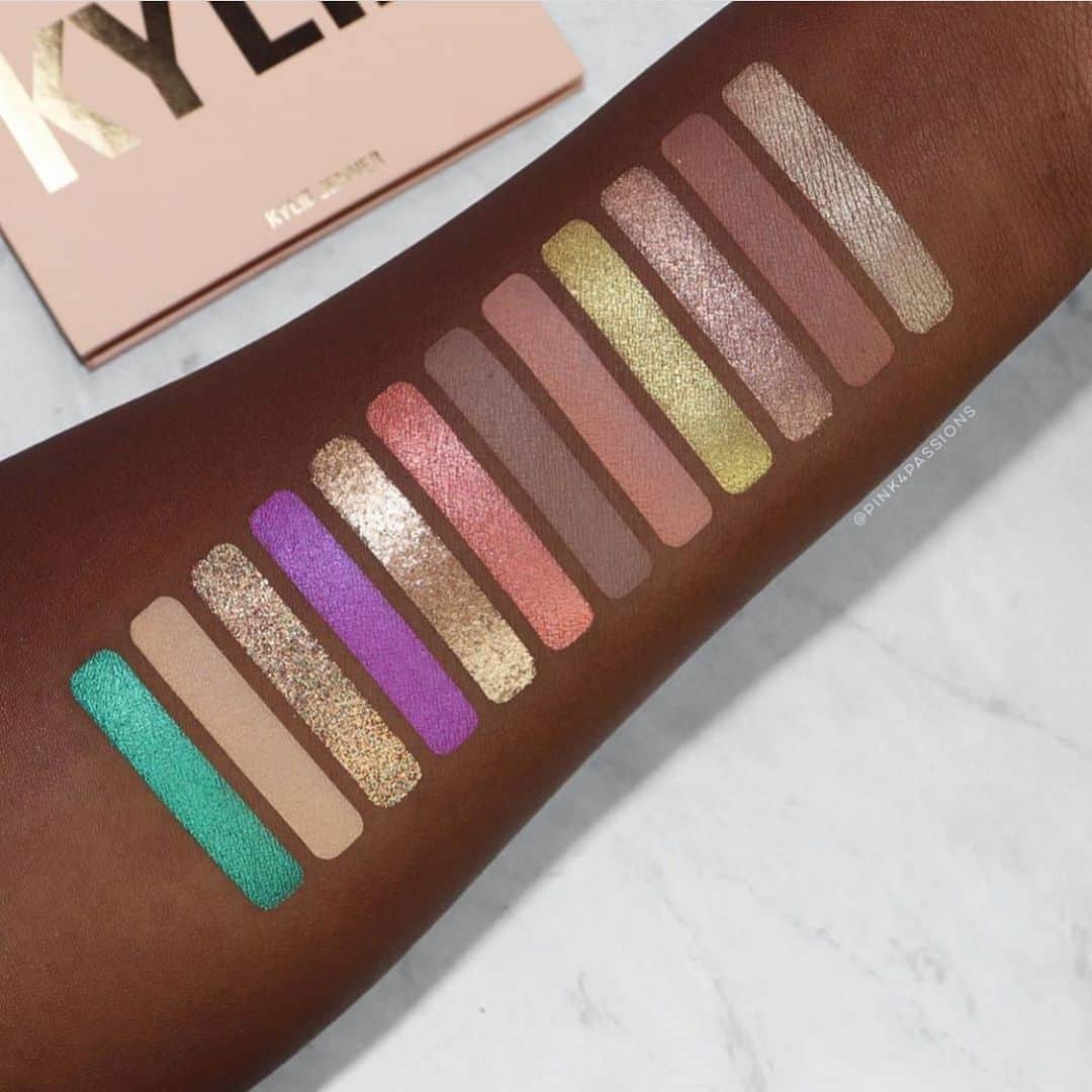 Kylie Cosmeticsさんのインスタグラム写真 - (Kylie CosmeticsInstagram)「Beautiful swatches of the #UnderTheSea palette ✨ thanks @pink4passions for the pic!」7月14日 5時21分 - kyliecosmetics