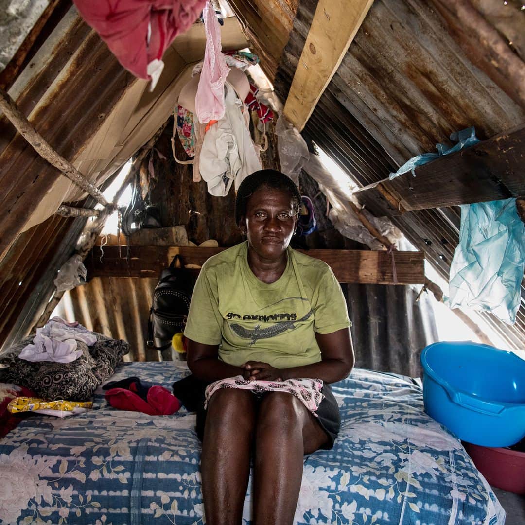 AFP通信さんのインスタグラム写真 - (AFP通信Instagram)「AFP Photo 📷 @khannachandan - Raped, widowed, homeless: Haiti's slum women abandoned to gangs - . As the first bursts of gunfire rang out, the women from La Saline slum grabbed their kids and fled for cover. . Shootings are common here, but this time, there was no outrunning the full-on battle between five rival gangs in the heart of the Haitian capital. . The turf war that broke out last November lasted 14 hours and ended with more than two dozen people dead, women and girls gang-raped and scores of dwellings razed to the ground. .」7月14日 5時23分 - afpphoto