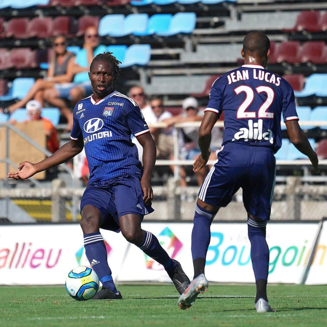 マプ・ヤンガ＝ムビワさんのインスタグラム写真 - (マプ・ヤンガ＝ムビワInstagram)「⚽️👊🏿 1er match de préparation.  Merci aux supporters pour l’accueil. 👏🏿🎶🎵 #work #preseason」7月14日 5時25分 - mapou.yangambiwa