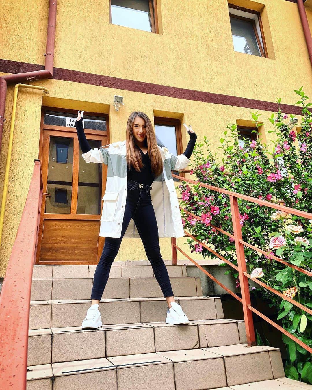 ラリサ・ヨルダケのインスタグラム：「I'm not trying to be different. To me, I'm just being myself.」