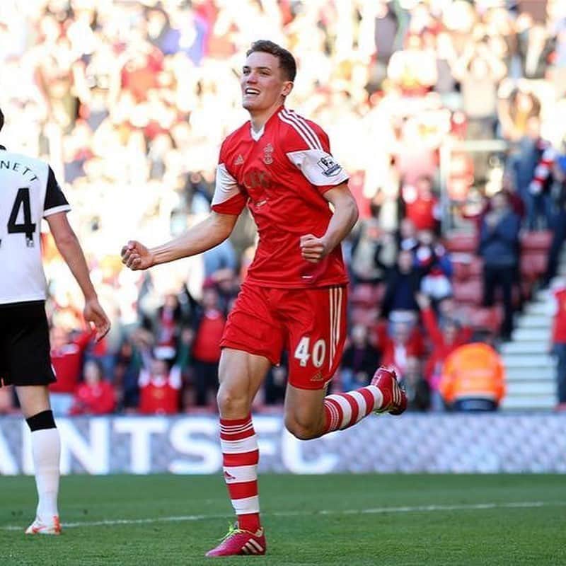 サム・ギャラガーのインスタグラム：「7 years at @southamptonfc 🔴⚪️ Full of amazing memories with great people. I would like to thank everyone at the club, all the fans, the players & the staff for helping me throughout my journey, and for all the good times along the way. Wishing the club the very best for the future 👏🏼 🔴⚪️」
