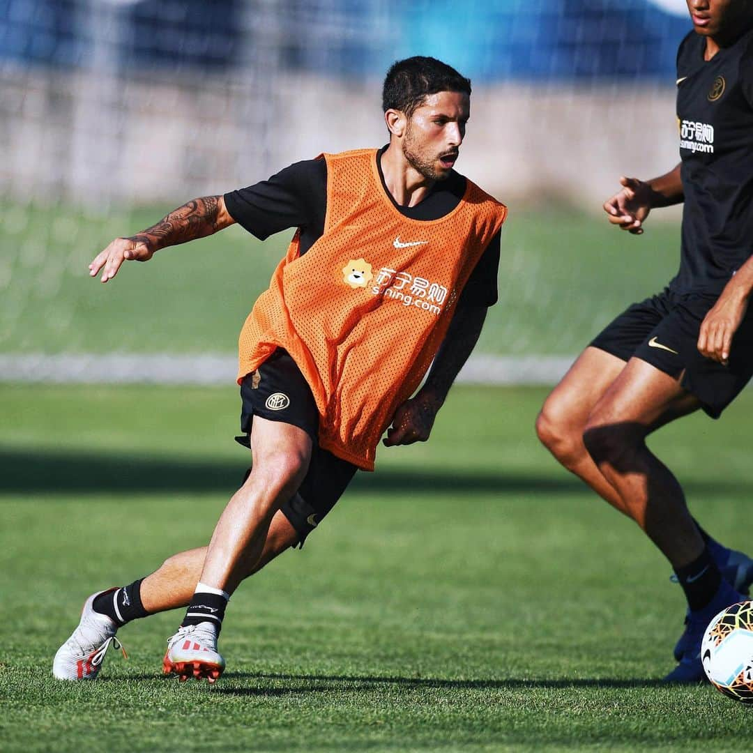 インテルナツィオナーレ・ミラノさんのインスタグラム写真 - (インテルナツィオナーレ・ミラノInstagram)「TRAINING 👟⚽️🔥 #Inter #ForzaInter #Sensi #Lugano2019 #Football」7月14日 5時39分 - inter