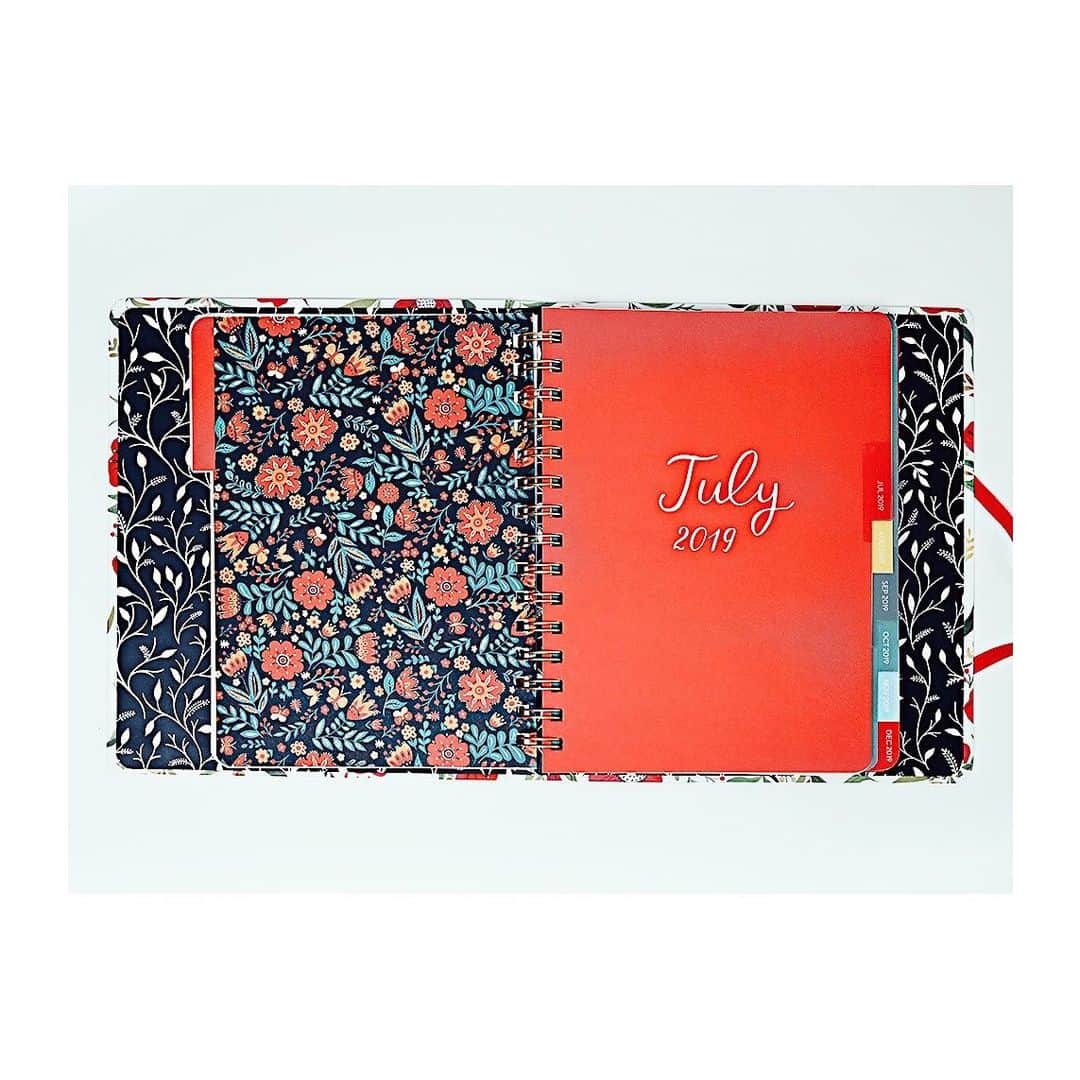Dinara Mirtalipovaさんのインスタグラム写真 - (Dinara MirtalipovaInstagram)「This hard cover 2020 planner is just like the Deluxe version, but a bit smaller, which makes it easier to carry it in a bag, backpack or a suitcase.  What type of planners do you find more comfortable?  #planners #mirdinaraplanners #sellerspublishing #highnotecollection #mirdinara」7月14日 6時10分 - mirdinara