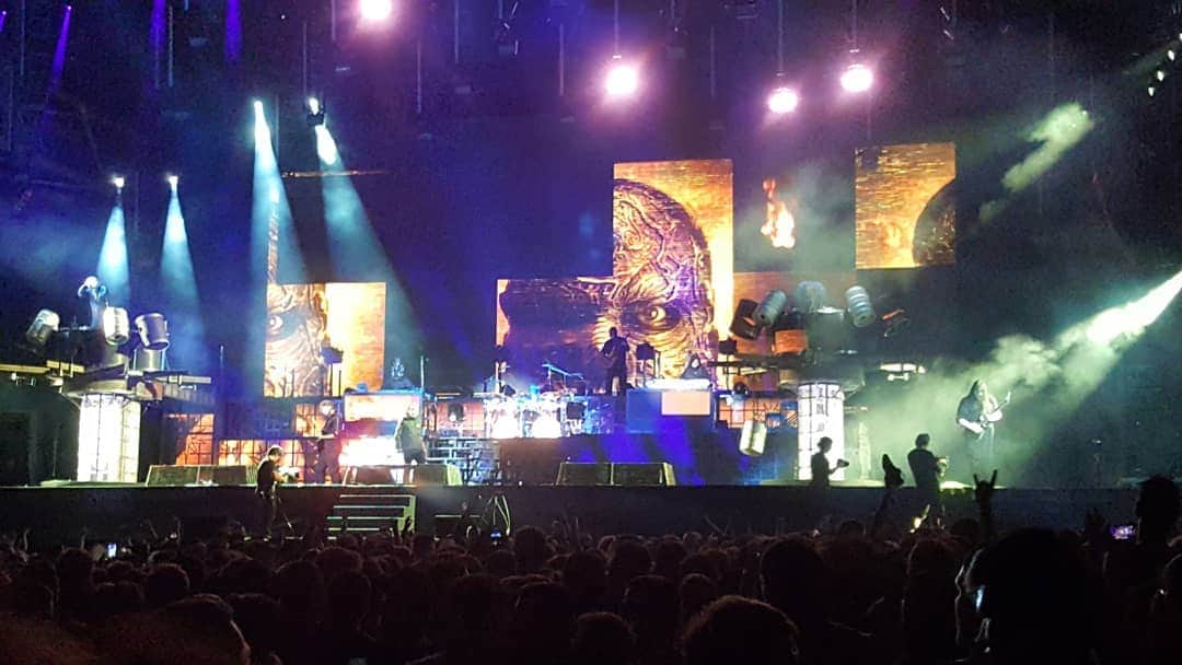 ニコラ・ナドゥーのインスタグラム：「Definitively worth almost losing my eardrums! Side note : I was in the first 2 rows, but the moshpits were just too insane. I also got to do some crowd-surfing. In my case, it was more like crowd-throwing!  #slipknot」