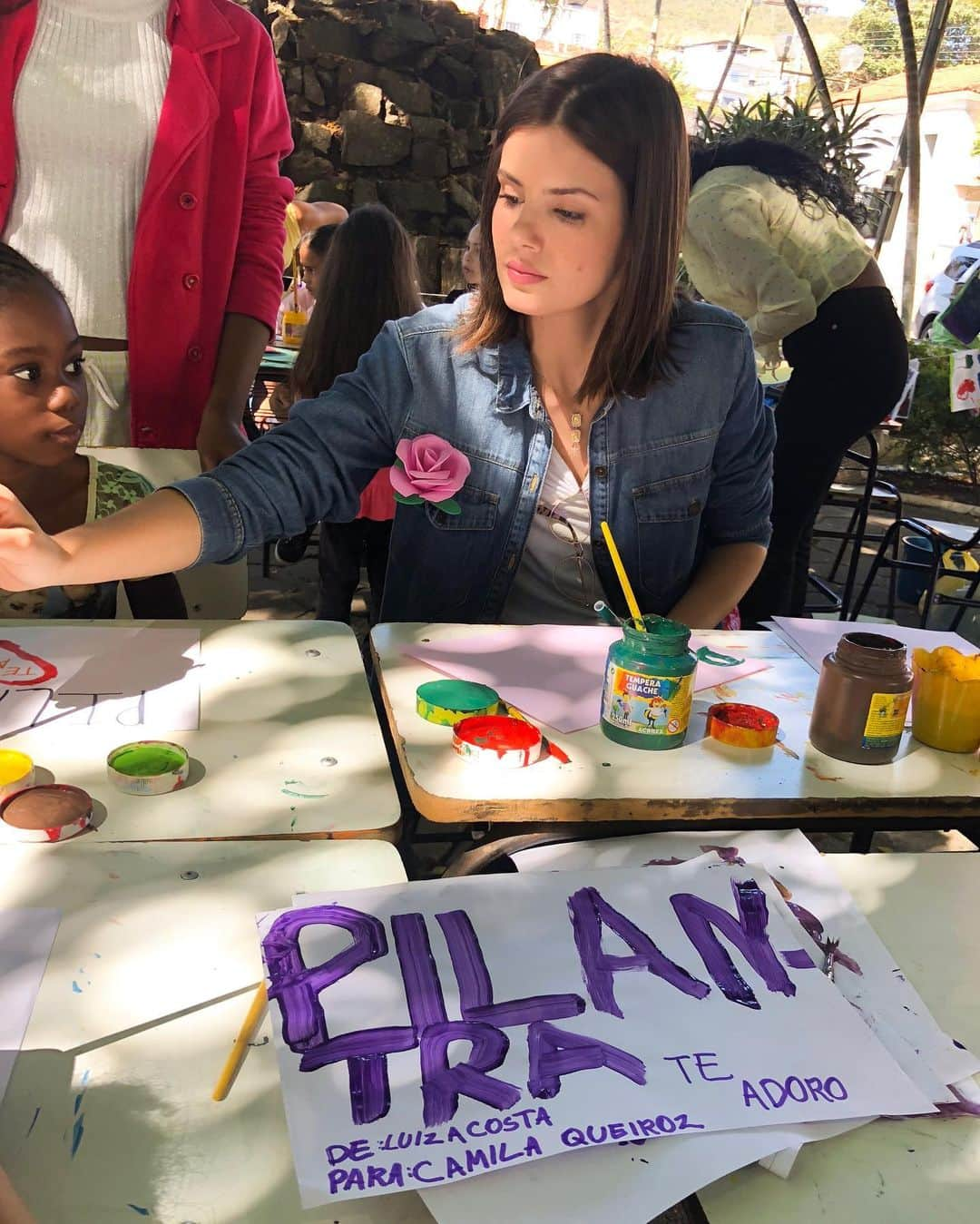 Camila Queirozさんのインスタグラム写真 - (Camila QueirozInstagram)「Hoje foi o primeiro dia do 9º Encontro na praça. Um projeto social realizado pela @13thprod  e @actdescoberto em Descoberto -MG. O projeto é muito lindo e inspirador, traz cultura e educação de uma forma leve e divertida, de forma que, toda a cidade e cidades vizinhas possam participar. Os artesãos locais expõem os seus trabalhos para venda e também aprendem coisas novas, as crianças dançam, brincam e aprendem junto com suas famílias. Minha amiga linda @pelegrinocarolina da @a_asaboaria_rp ensinando com maestria tudo sobre aromatizadores, sachê de soja, velas ecológicas... Os grafiteiros colorem a cidade e dão mais vida a ela. O pessoal da @ecogaropaba faz prancha ecológica de garrafa pet , falam sobre conscientização ambiental e incentivam o esporte e a inclusão social através do surf.  E eu fui pega de surpresa por tanto carinho e amor a pilantra, rs, confesso que me emocionei.  Bom, e foi só o primeiro dia 😄」7月14日 6時26分 - camilaqueiroz