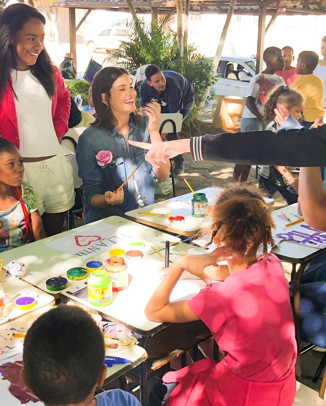 Camila Queirozさんのインスタグラム写真 - (Camila QueirozInstagram)「Hoje foi o primeiro dia do 9º Encontro na praça. Um projeto social realizado pela @13thprod  e @actdescoberto em Descoberto -MG. O projeto é muito lindo e inspirador, traz cultura e educação de uma forma leve e divertida, de forma que, toda a cidade e cidades vizinhas possam participar. Os artesãos locais expõem os seus trabalhos para venda e também aprendem coisas novas, as crianças dançam, brincam e aprendem junto com suas famílias. Minha amiga linda @pelegrinocarolina da @a_asaboaria_rp ensinando com maestria tudo sobre aromatizadores, sachê de soja, velas ecológicas... Os grafiteiros colorem a cidade e dão mais vida a ela. O pessoal da @ecogaropaba faz prancha ecológica de garrafa pet , falam sobre conscientização ambiental e incentivam o esporte e a inclusão social através do surf.  E eu fui pega de surpresa por tanto carinho e amor a pilantra, rs, confesso que me emocionei.  Bom, e foi só o primeiro dia 😄」7月14日 6時26分 - camilaqueiroz