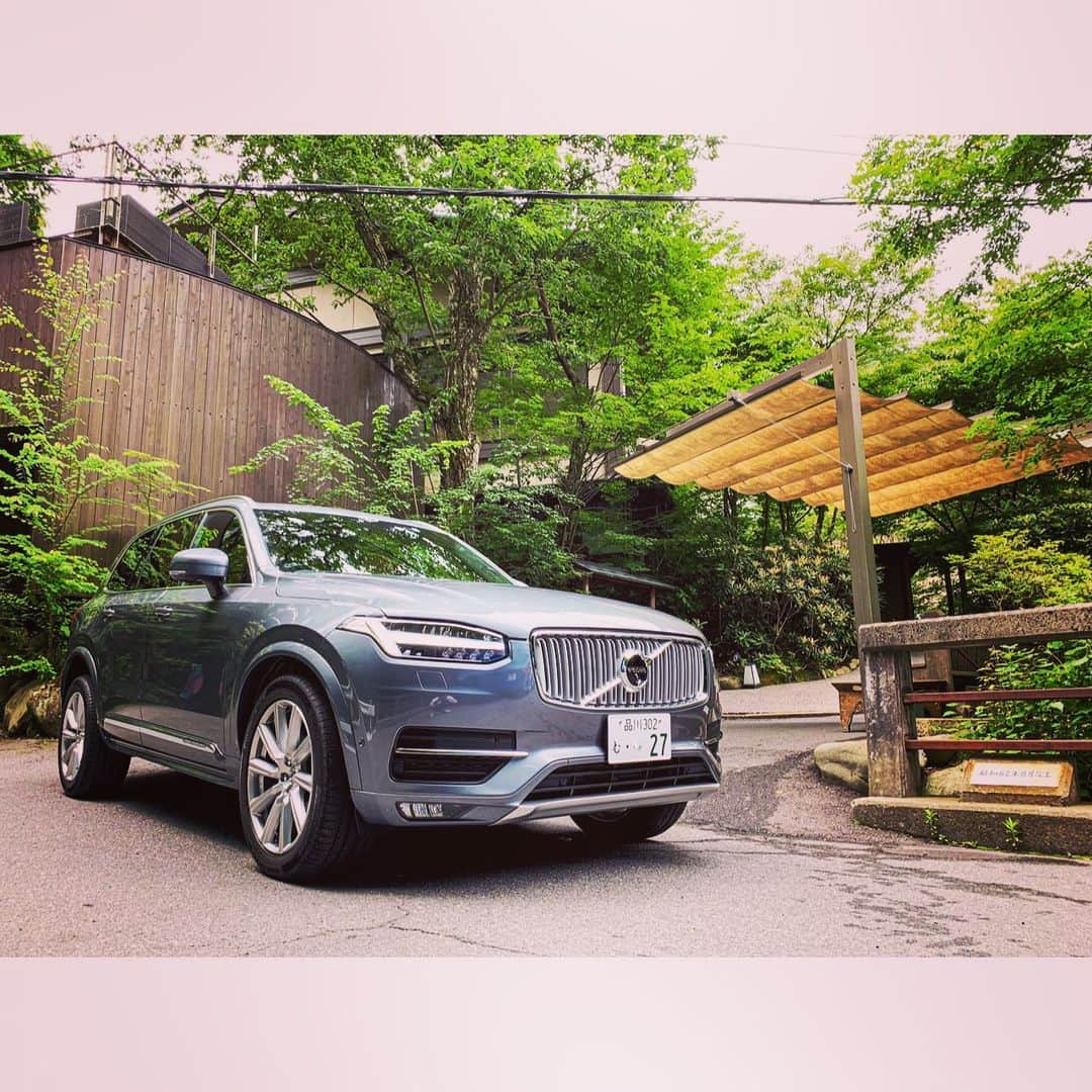 エミ・マイヤーさんのインスタグラム写真 - (エミ・マイヤーInstagram)「新潟までは #VolvoXC90 で行きました！🏔🚗 車の中が快適で、静かで、しかもサウンドシステムが #bowersandwilkins だったのでドライブ中のプレイリストもバッチリ楽しめました。🔊窓からの緑と過ぎていく松本城も素敵なメモリー❤️Thank you @volvo.studio.aoyama This Volvo was so comfortable on my tour to Niigata! They make their #carseat in house which is great and the interior was spacious with minimal road noise. The sound system was impressive too, apparently they worked closely with #B&W to place the speakers. • • • • • #volvo #ボルボ #ボルボxc90 #ボルボスタジオ青山 #ドライブ #新潟 #babycarseat#ベビーシート#roadtrip #niigata #crosscountry #赤倉観光リゾートスキー場 #扉温泉」7月14日 17時25分 - emimeyer