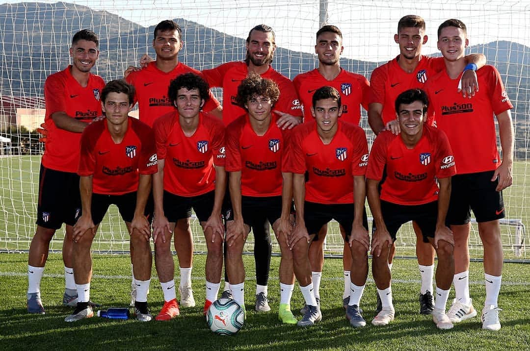 アトレティコ・マドリードさんのインスタグラム写真 - (アトレティコ・マドリードInstagram)「🔴⚪ La Academia, presente un año más en la pretemporada del primer equipo. Estos son los once jugadores de nuestras categorías inferiores que se encuentran entrenando a las órdenes de @Simeone. ¡Seguimos trabajando duro! 💪  #AúpaAtleti #Atleti #Atlético #AtléticoDeMadrid #Entrenamiento #Training #Fútbol #Soccer #Football #GoAtleti #Pretemporada」7月14日 17時17分 - atleticodemadrid