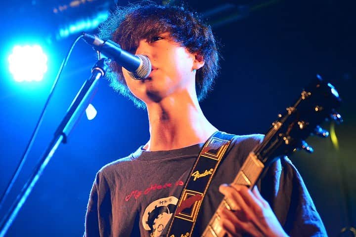 未確認フェスティバルのインスタグラム：「1組目！UMEILO！ ﻿ 北海道！4ピースバンド！﻿ ﻿ ライブ前、「トップバッターでプレッシャーが無い分、空気を作って自分たちの印象をつける⚡️」と気合十分だった4人🔥﻿ 4人とも目指しているゴールは一点を見つめている‼️﻿ ﻿ 出だしから爆音でブチかましてくれた👊﻿ 宣言通りの衝撃を与えた1曲目✨﻿ ﻿ 2曲目は1曲目と違った曲調で、限られた曲数の中で自分たちの力を存分に見せつけてくれた💡﻿ ﻿ 歌詞に注目してほしいと言っていたように、気持ちが込められ、そこに魂の乗った演奏が合わさることで観客を魅了してくれた👍﻿ ﻿ 落ちた仲間の想いも背負って、ファイナルへ…🌈﻿ ﻿ M1.高空﻿ M2.春雨﻿ ﻿ ﻿ #トップバッター﻿ #目指すはファイナル﻿ #北海道﻿ #4ピース﻿ #UMEILO #未確認 #マイナビ未確認フェスティバル2019 #ライブステージ #マカロニえんぴつ #MusicClubJANUS #夏フェス #音楽 #10代アーティスト#大阪 #osaka #入場無料」
