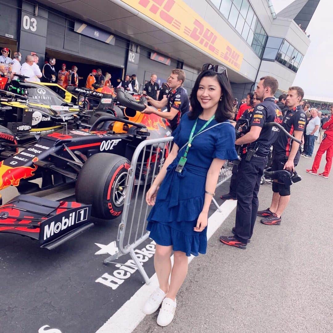 のインスタグラム：「Silverstone Grand Prix🏎❤️ 連休はイギリスに来ました🇬🇧 予選日は終日気まぐれなブリティッシュウェザーで、雨が降ったり寒かったり眩しかったり忙しかったです🤣 #silverstonegp #formula1 #f1 #weekend」
