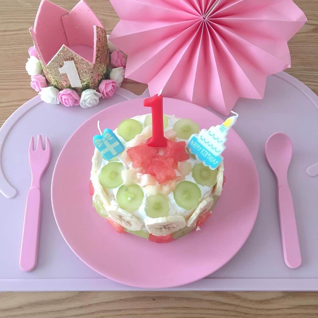 堀友理子さんのインスタグラム写真 - (堀友理子Instagram)「1歳のバースデーケーキは、ピジョンの1歳からのケーキで超！簡単に作れました✨🎂✨ ただ、思えば苺🍓って、夏はスーパーで見ないじゃん！！っと気が付き、 今食べられるものでデコレーション🍇🍌🍑🍉 パクパク食べてくれました〜🤗 そして嬉しかったのが、姉から自宅にバルーンが届いた事🎈 お姉ちゃんありがとう😊 #1歳バースデーケーキ #夏生まれの子のケーキ #ピジョンのケーキ  #バルーン #姉からのサプライズ」7月14日 15時59分 - horiyurisanpo