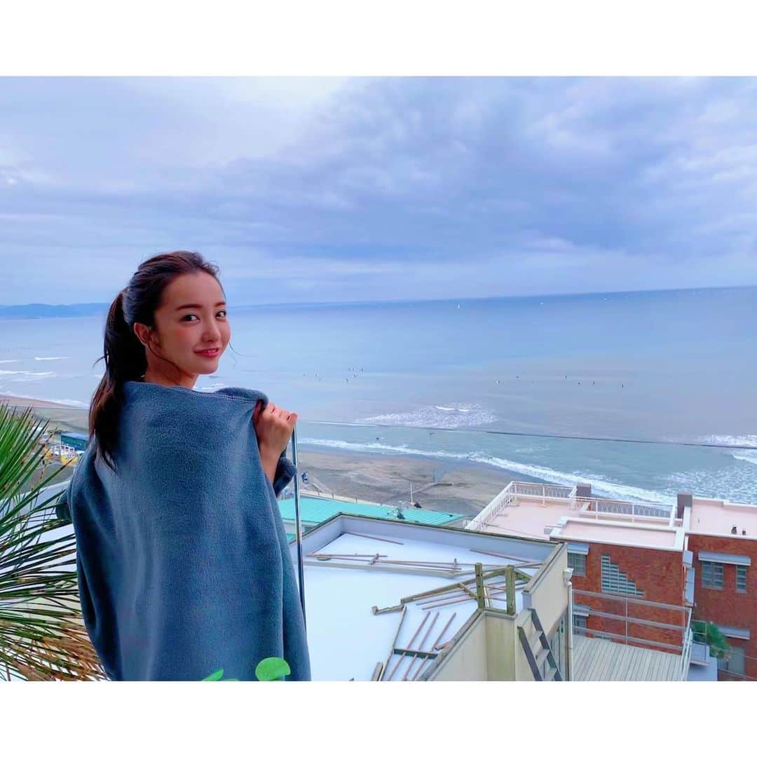 板野友美さんのインスタグラム写真 - (板野友美Instagram)「These are pictures from a photo shoot I did for an ad︎☺︎The sea was beautiful✨I wish it would be summer soon 😚  広告の撮影をした時の写真◟̆◞̆ 海が綺麗でした✨ 早く夏になってほしいな😚」7月14日 16時02分 - tomo.i_0703