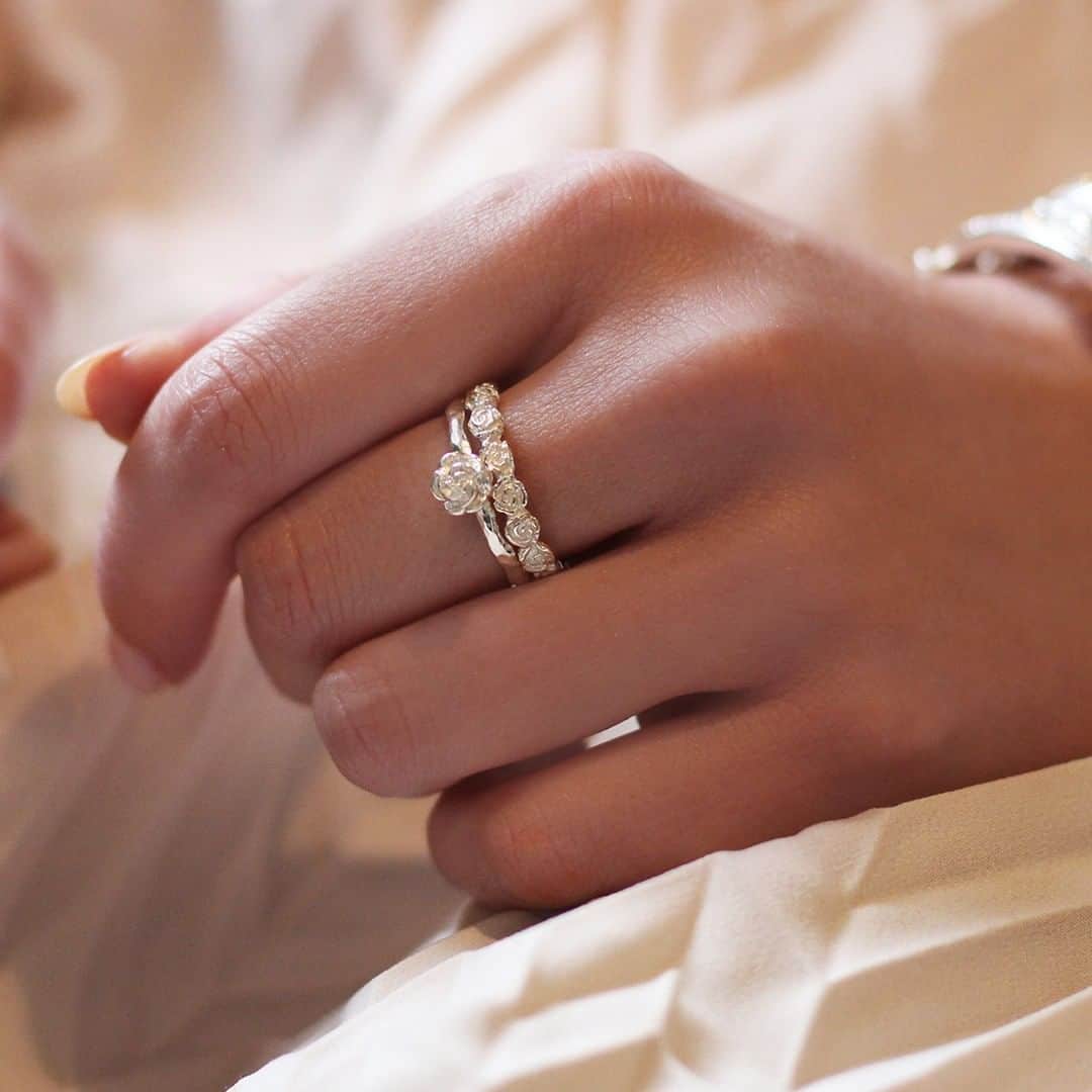 のインスタグラム：「Stack the gorgeous floral rings from our Summer Sale for an elegant, feminine look! . . #Sale #SummerSale #Discount #Offer #Voucher #Silver #Rings #StackingRings #Rose #Floral #Flowers #Bridal #BrideToBe #BigDay #Jewellery #Jewelry #DowerAndHall」