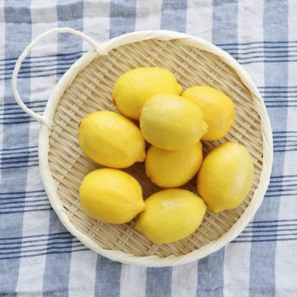 nika.homeさんのインスタグラム写真 - (nika.homeInstagram)「2019.7.14 . 国産レモンに出会えたので レモンシロップを作りました🍋 . 1Lのセラーメイトの保存瓶を使って2つ。 1つは母にあげる予定です☺️ 出来上がったらレモンスカッシュやかき氷にかけて食べるのも楽しみ！ . 愛用品 @nika.home 楽天roomに載せてます☺︎ . . . ↓セラーメイト&持ち手つき竹ざる @angers_web #アンジェお買い物部#アンジェwebshop#レモンシロップ#国産レモン#セラーメイト#竹ざる#roomインフルエンサー#楽天roomに載せてます#暮らし#シンプルライフ#シンプルな暮らし#スッキリ暮らす」7月14日 16時07分 - nika.home