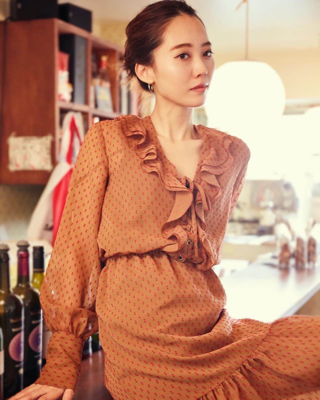 Yoshiko Kris-Webb クリス-ウェブ佳子さんのインスタグラム写真 - (Yoshiko Kris-Webb クリス-ウェブ佳子Instagram)「🌹 @ricohilota for @public_tokyo 🌹 7月中旬から発売の @public_tokyo と初コラボしたカプセルコレクション。テーマはトランスペアレント。身近にいる“THE 東京”な女の子を世代別にキャスティングして撮影しました。 📝 20代代表は @breakfastclubtokyo で働くリコちゃん。毎日がVintageラブな彼女。ブリックブラウンにフューシャピンクの刺繍をほどこしたロングドレスが素敵でした。」7月14日 16時08分 - tokyodame