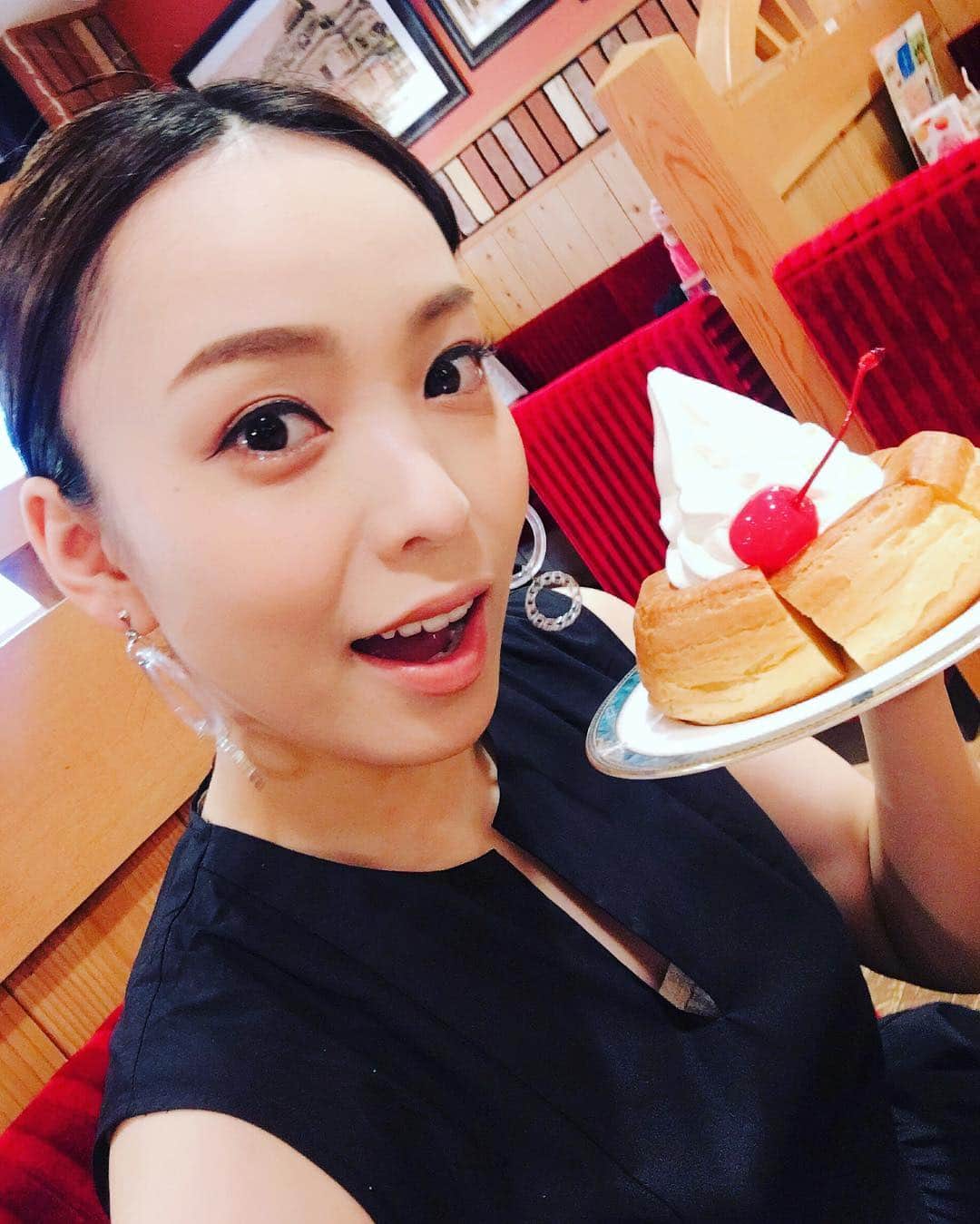 杜このみのインスタグラム：「コメダに来ると 食べたくなるもの…♡ #シロノワール #コメダ珈琲」