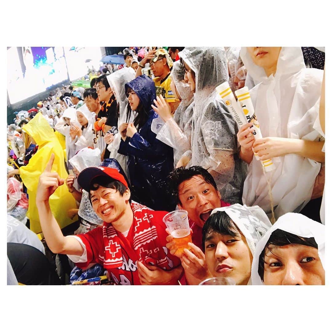 藤本聖のインスタグラム：「昨日のオールスター観戦すごろく. . 西梅田劇場を出発（スタート）. . タイミングよく甲子園行きの快速電車に乗る（3マス進む）. . 電車で甲子園のチケットを忘れた事に気付く（ふりだしに戻る）. . 雨が強烈に降り出す（一回休み）. . 濡れすぎてどうでもよくなる（サイコロが3つになる）. . 甲子園到着（ゴール）. . 到着が遅くなり6本のホームランを見逃しましたが、阪神近本選手のサイクルヒット達成を現地で拝めたので全て良しとします. . . . #オールスター2019 #サイクルヒット #清友 #なにわスワンキーズ仲西 #2番福男伊丹」