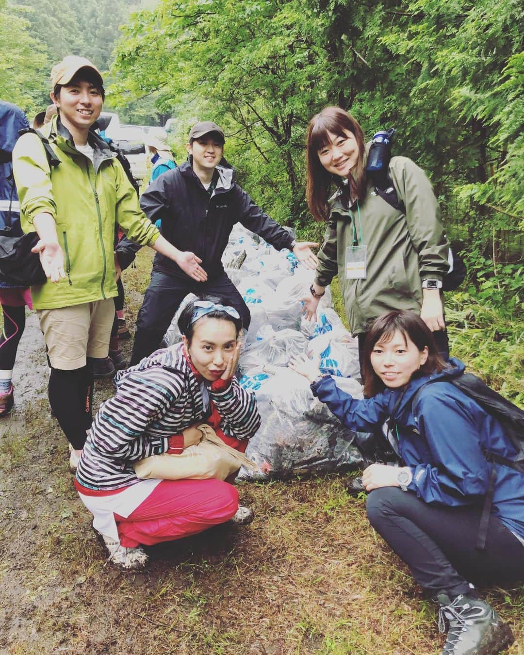 LOVEのインスタグラム：「本日は富士山の掃除でござんす！  自転車、ガスコンロ、次から次へとあれやこれや...誰だー！！山に投棄したのー！！掘ったどー！！ 富士山まわりの不法投棄や個人が捨てていくゴミを拾い続けて19年の、コスモアースコンシャスアクト、クリーンキャンペーンin Mt Fuji.  わたしは3回目(くらい)の参加！ 全国から167名参加の一大イベントです。  チーム東京組で汗流し記念。パシャ  #まじでゴミ #でっかいの掘り起こし超体力使う #ちっちゃいの拾うの気力使う #富士山じゃなくても #ポイしない #絶対ポイしない」