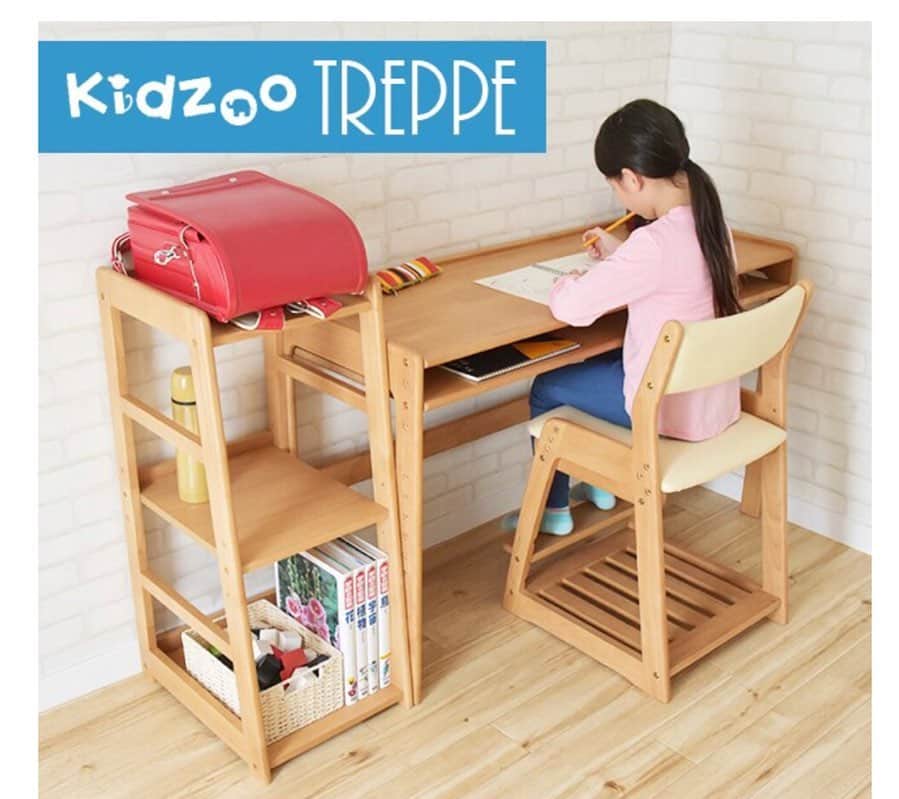 kidzoo+のインスタグラム：「天然木の風合いを活かしたトレッペランドセルラックハイタイプ。丸みを持たせた安心設計です。 ミディアムに仕上げたカラーは床材が明るめでも暗めでもどちらにも合わせやすい色目です。サイズ感はコンパクトで置き場所や使う人を選びません。リビング・ダイニング・子供部屋と様々なシーンになじみます。  店舗にて1台限定で、アウトレット価格にて販売中。 ------------------------------- 【トレッペ トレッペランドセルラックハイタイプ JUR-3190】 ---------------------------------------- 商品の詳細はプロフィールのURLからご覧いただけます！☛ @kidzooplus .  #kidzoo #kidzooplus #名古屋市名東区 #ランドセルラック #収納 #子供部屋 #子供用家具 #kids #シンプル収納」