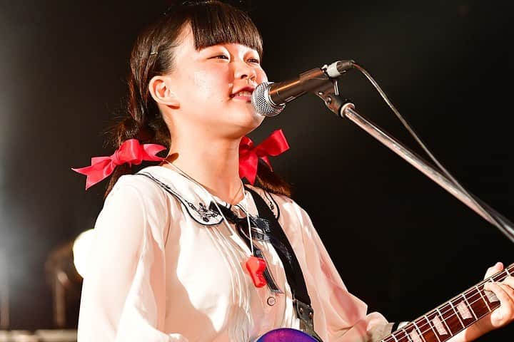 未確認フェスティバルのインスタグラム：「2組目は…Buttercup！﻿ 滋賀県 高3女子 3ピースバンド！！﻿ ﻿ 「みなさんお腹は空いてますかー❓」﻿ ﻿ そんなMCからスタートするライブ観たことありますか❓笑﻿ ﻿ 1曲目は、クリームコロッケがカニに恋するラブソング。﻿ (途中でカニクリームコロッケの作り方を教えてくれます。)﻿ 2曲目は、小籠包のことを歌った「shoronpo」。﻿ ﻿ 食べ物の歌ばかりなんだけど…笑﻿ 「私の名前は小籠包♪」というサビのメロディーは、﻿ 一度聴くと頭から離れない🧠🎶﻿ ﻿ 軽音部の顧問に無理やり組まされたバンドとは思えない、﻿ ハッピーでキュートなグルーヴを見せてくれた💞﻿ ﻿ ごちそうさ‍までした🙏﻿ ﻿ M1.かにくりーむころっけ﻿ M2.shoronpo﻿ ﻿ ﻿ #未確認 #マイナビ未確認フェスティバル2019 #ライブステージ #マカロニえんぴつ #MusicClubJANUS #夏フェス #音楽 #10代アーティスト#大阪 #osaka #入場無料」