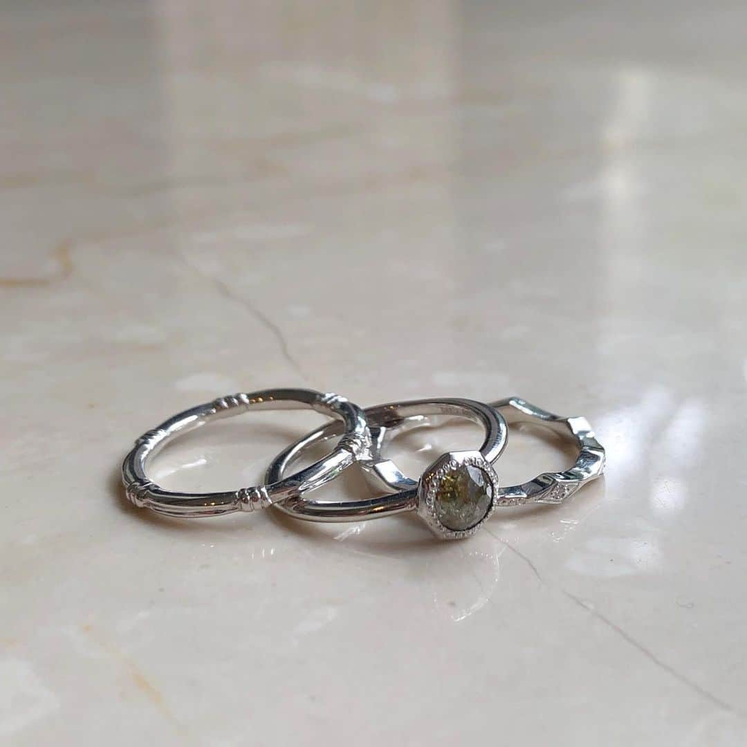 Shelby / Aki Hiroseさんのインスタグラム写真 - (Shelby / Aki HiroseInstagram)「【 Octagon Layered Rings 】  オーダーの３本セットリング。 K18 White Goldでクリアでシャープな印象のセットとなりました。  メインリングのRose Cut Diamondは 珍しいほんのりグリーン味のあるGrayカラーで全体のシャープな印象を柔らかな印象に。  沢山着けていただけますように✨  #Shelby #ShelbyJewelry #ShelbyAki  #jewelry #accessory #japan #japanmade #diamond #rosecutdiamond #ring #order」7月14日 16時28分 - shelby.aki