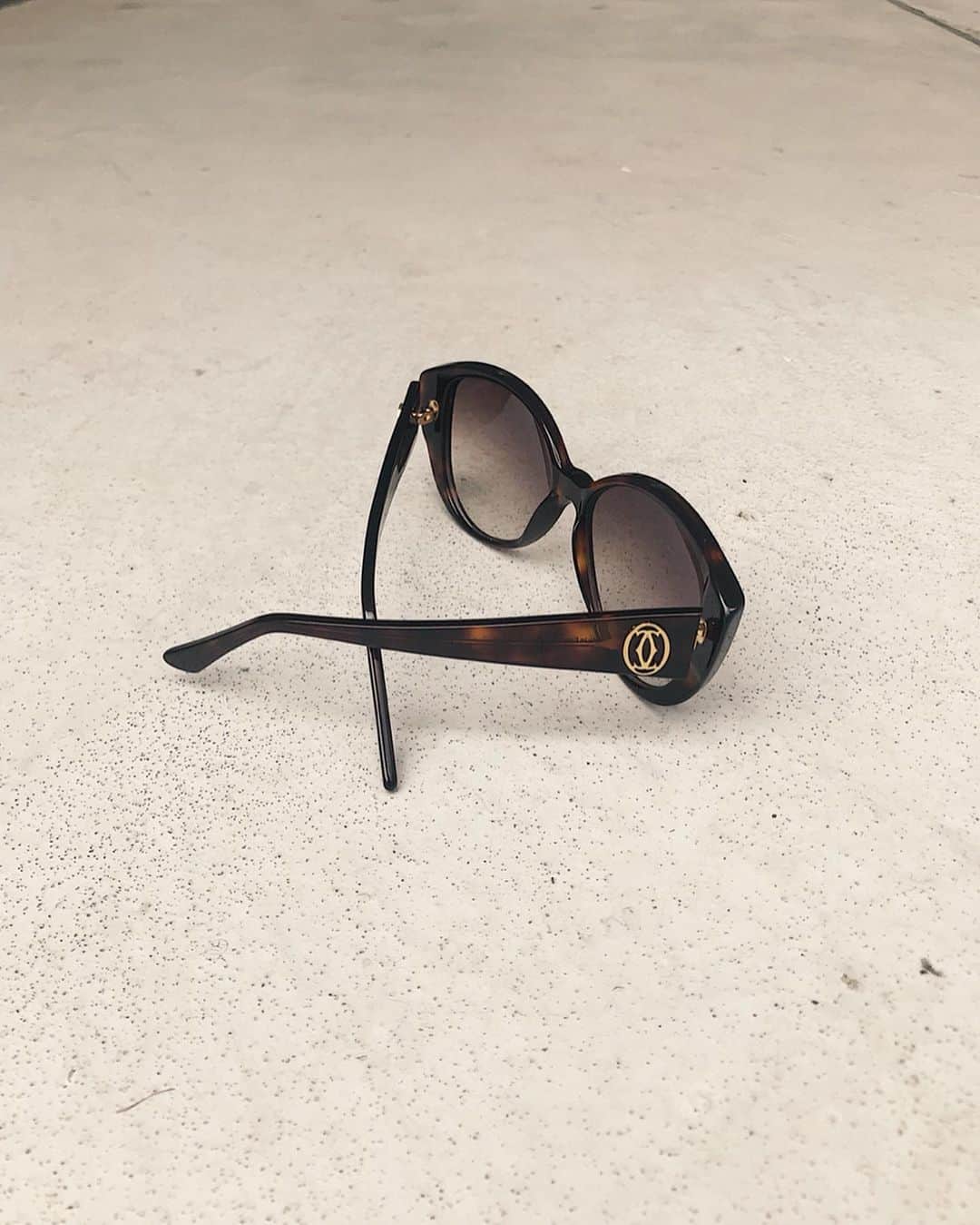 Ｈedyさんのインスタグラム写真 - (ＨedyInstagram)「【WEB掲載予定】 LOEWE square chainwatch. Cartier tortoiseshell glasses. . @hedy_worldwide #vintage #vintageshop #hedy #hedy_japan #エディ #celine #loewe  #cartier #bag #fashion #accessory」7月14日 16時34分 - hedy_vintage