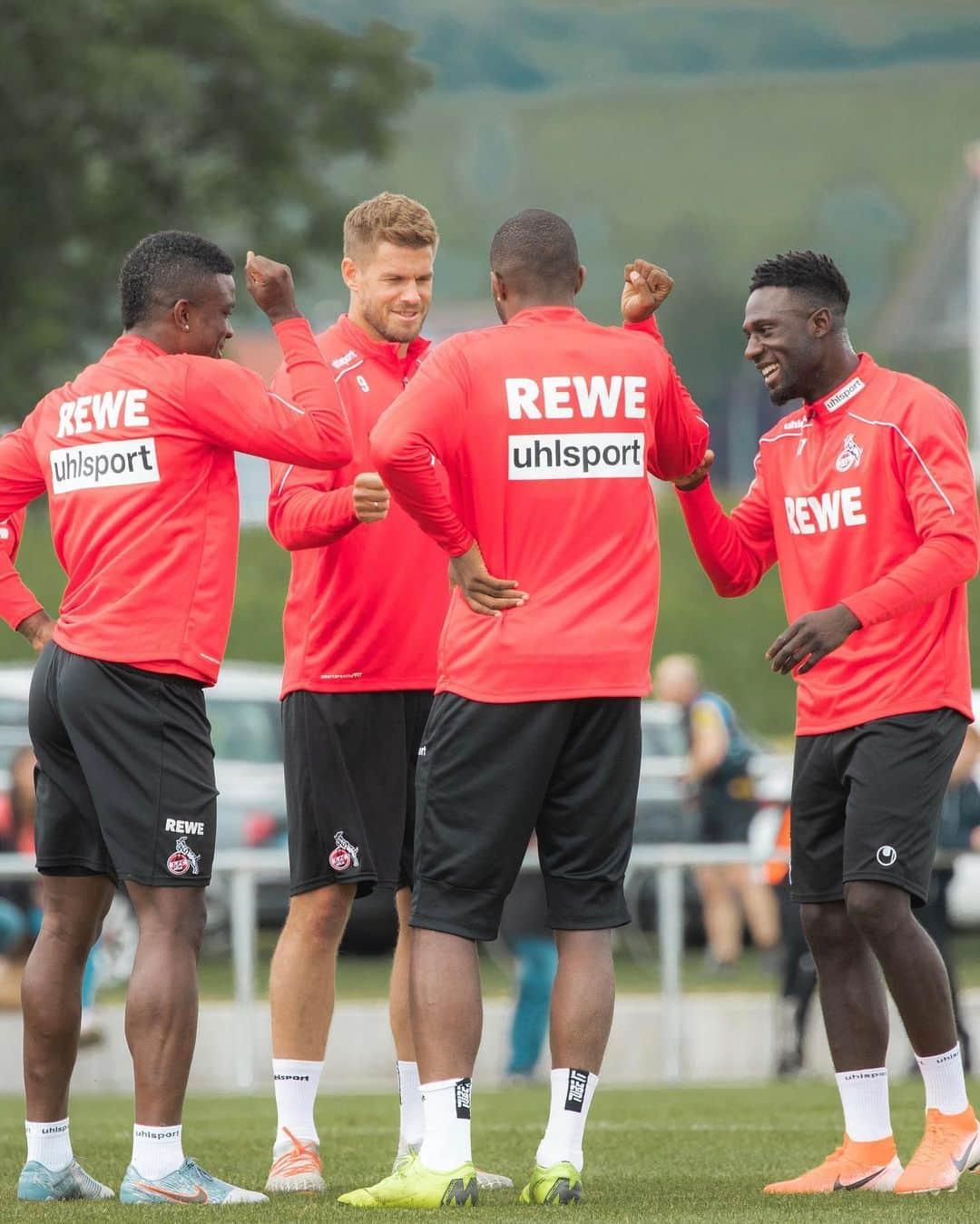 1.FCケルンさんのインスタグラム写真 - (1.FCケルンInstagram)「Schnick, Schnack, Schnuck 🔴⚪️ #effzeh #Trainingslager #Köln #Kölle」7月14日 16時36分 - fckoeln