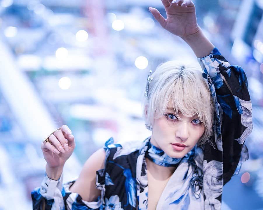のインスタグラム：「いま渋谷ヒカリエで開催中の #東京カメラ部 写真展2019 の 別所さん @takahiro_bessho に撮ってもらいました🥰🌟 別所さんのレンズを通すと空間の拡がりを増す現実世界と独特の世界観が素晴らしいです🧚‍♀️🌟素敵ですファンです🥰🌹 #写真 #フィルター越しの私の世界 #カメラ #渋谷 #ヒカリエ」