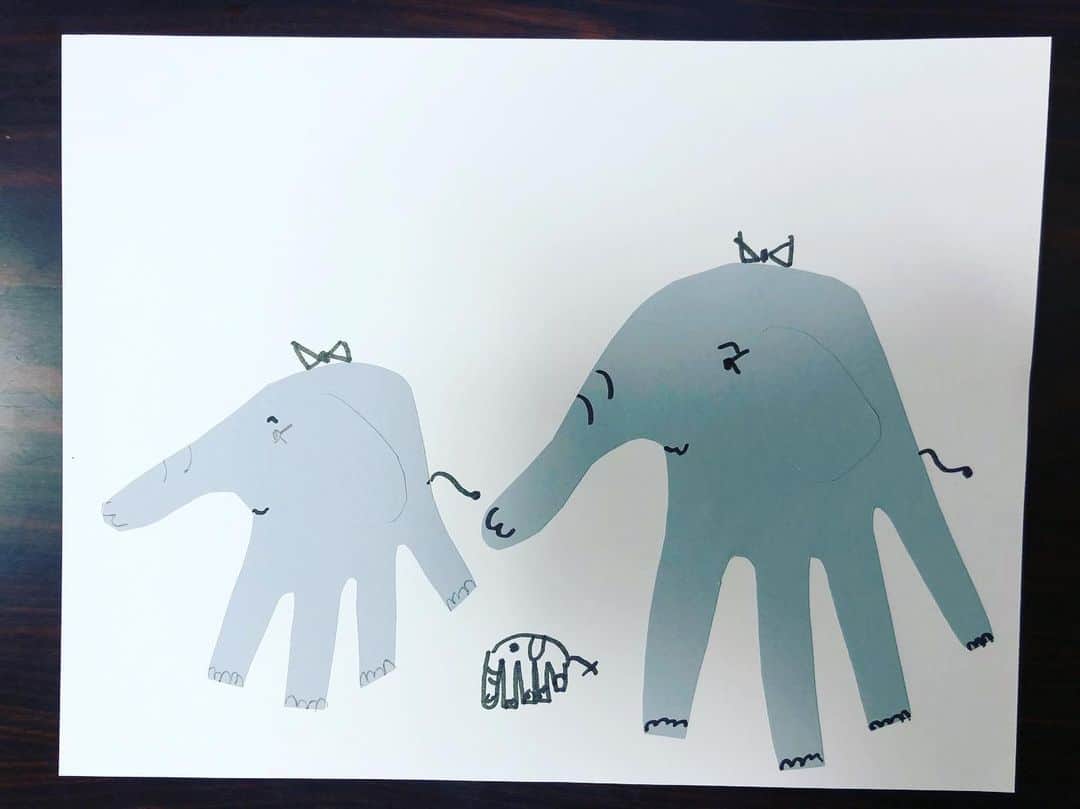 中岡由佳さんのインスタグラム写真 - (中岡由佳Instagram)「ハンドアート。Minaとママの手を切り取って逆さまにして象の親子。面白い！ #hands #art #elephants」7月14日 16時39分 - yuka_nakaoka