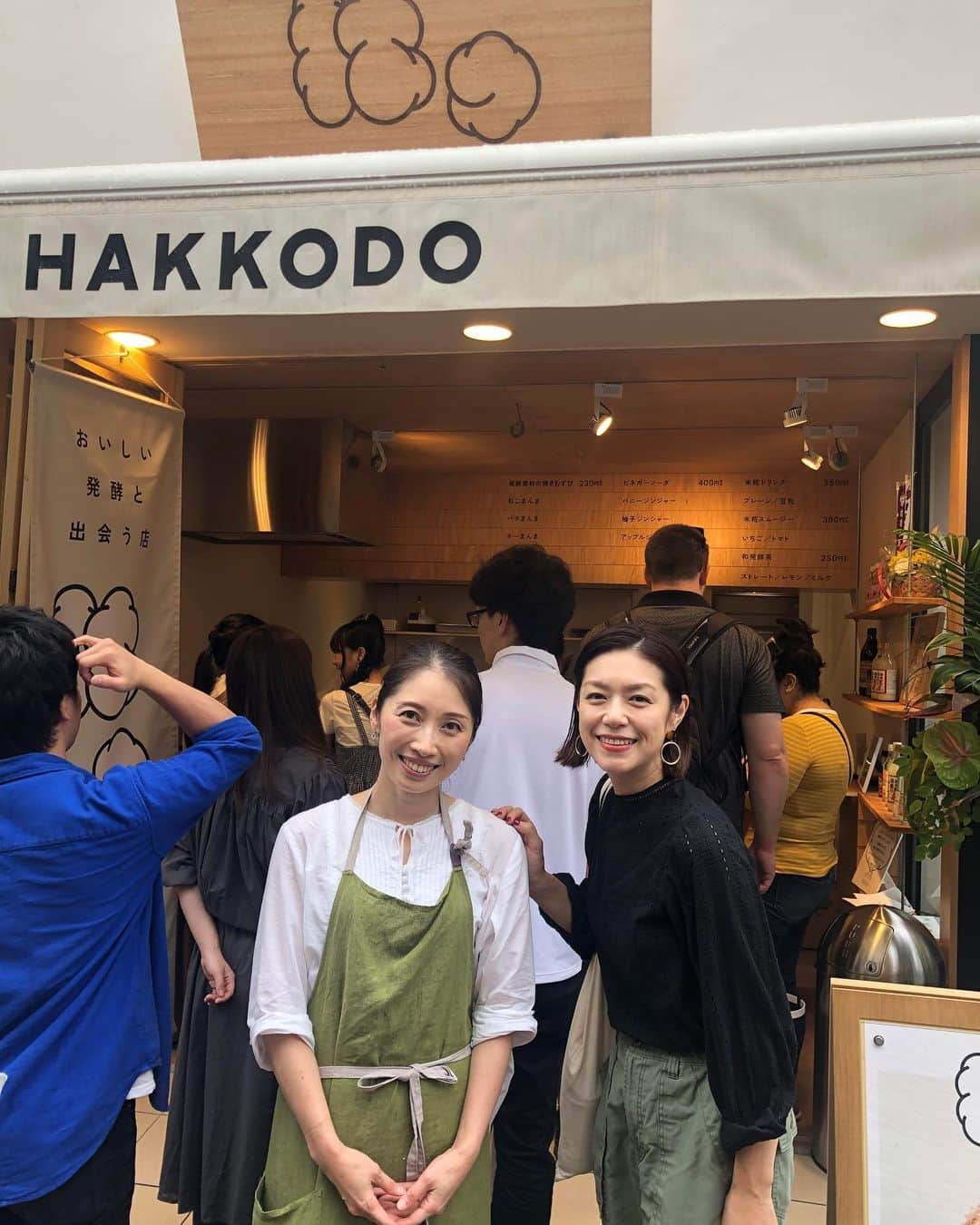 加藤紀子さんのインスタグラム写真 - (加藤紀子Instagram)「6年間、名古屋で毎週水曜日同じ時間を過ごさせていただいた、お料理研究家の長田絢さん（@ayaosada_）プロデュースのお店『HAKKODO』が谷中銀座にオープン！ 厳選された発酵食品と焼きおむすび、そしてドリンク✨  胃の中に納めた直後の満たされ感は多くの方と共有したくなりましたー😍 谷中散歩の途中に、 焼きおむすび一目散に、 ぜひお出掛けくださいー！ （頼まれてないのに美味しすぎて勝手におススメさせてもらってます）  #谷中銀座食べ歩き #HAKKODO #焼きおむすびと発酵が結ばれた喜び #発酵ドリンク美味」7月14日 16時43分 - katonoriko