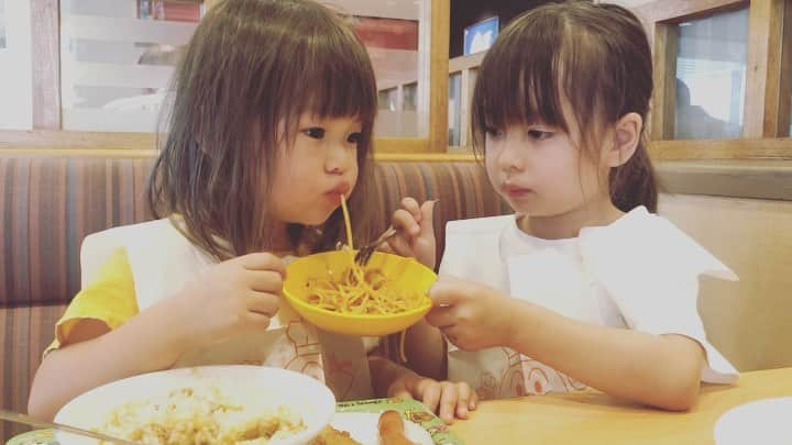Megumiのインスタグラム：「自分のカレーランチあっという間に食べきって、お姉ちゃんのスパゲッティーもちょっと欲しいとねだるサラコロちゃん♡ 2人の掛け合いが好き✨ 何だかんだで妹大好きで、時々とってもお姉ちゃんらしいんだなぁ💓  #姉妹 #3歳 #5歳 #こどものいる暮らし #mamari #ママノ #sisters #ママリ」